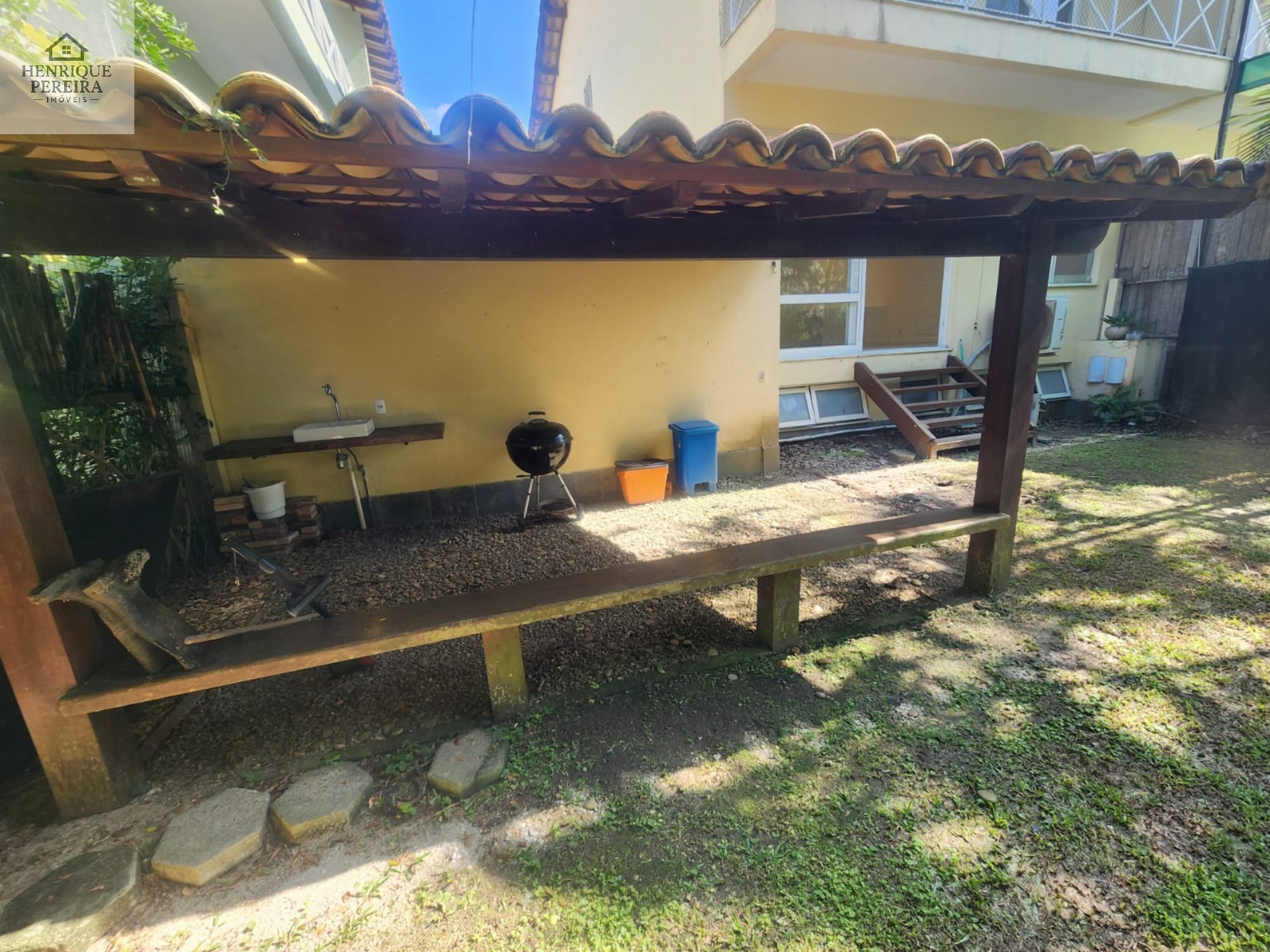 Imperdível Casa em Condomínio no Recreio dos Bandeirantes, RJ: 3 suítes, área externa privativa, 2 vagas e 240m². Venha conferir!