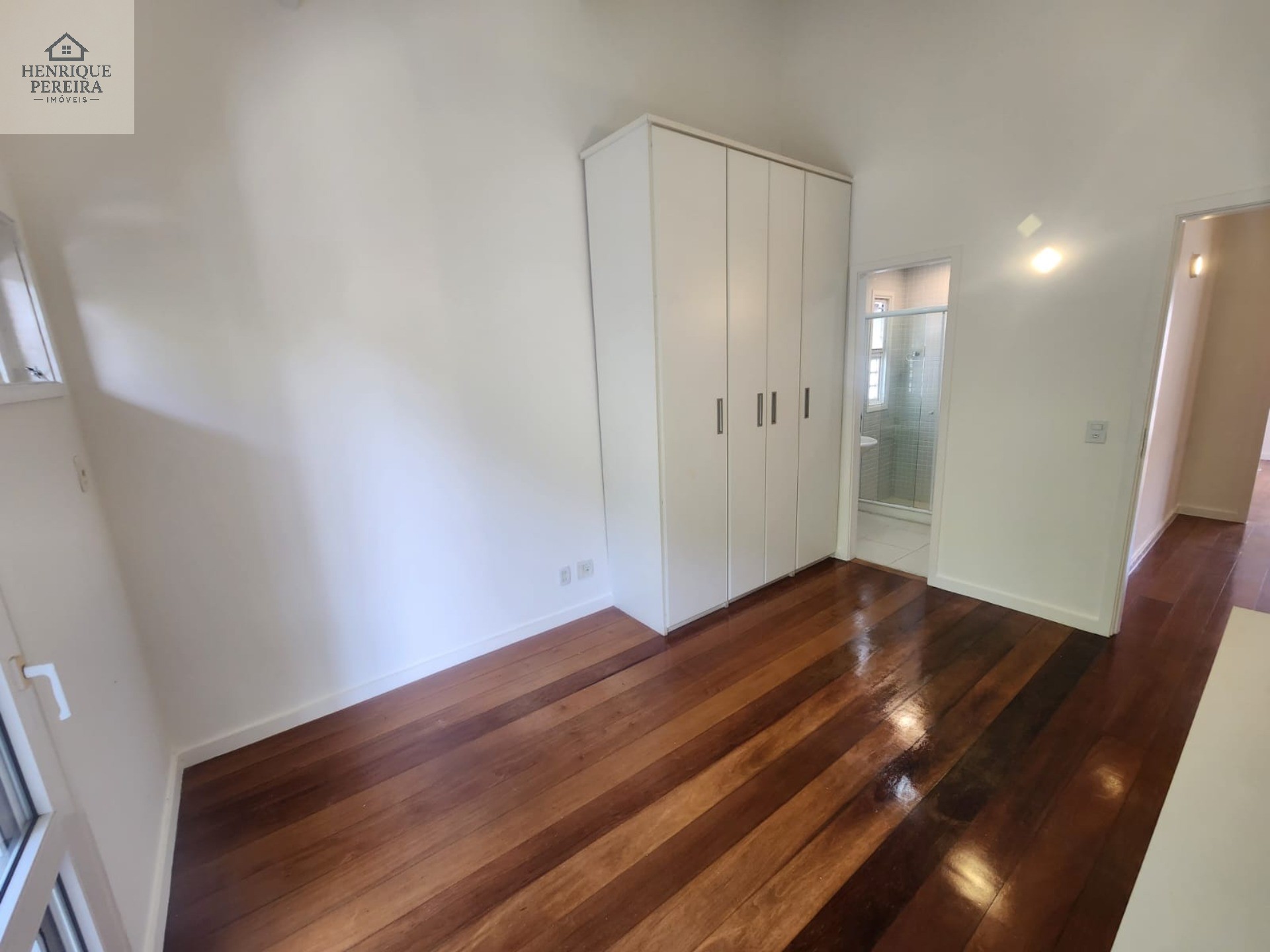 Imperdível Casa em Condomínio no Recreio dos Bandeirantes, RJ: 3 suítes, área externa privativa, 2 vagas e 240m². Venha conferir!