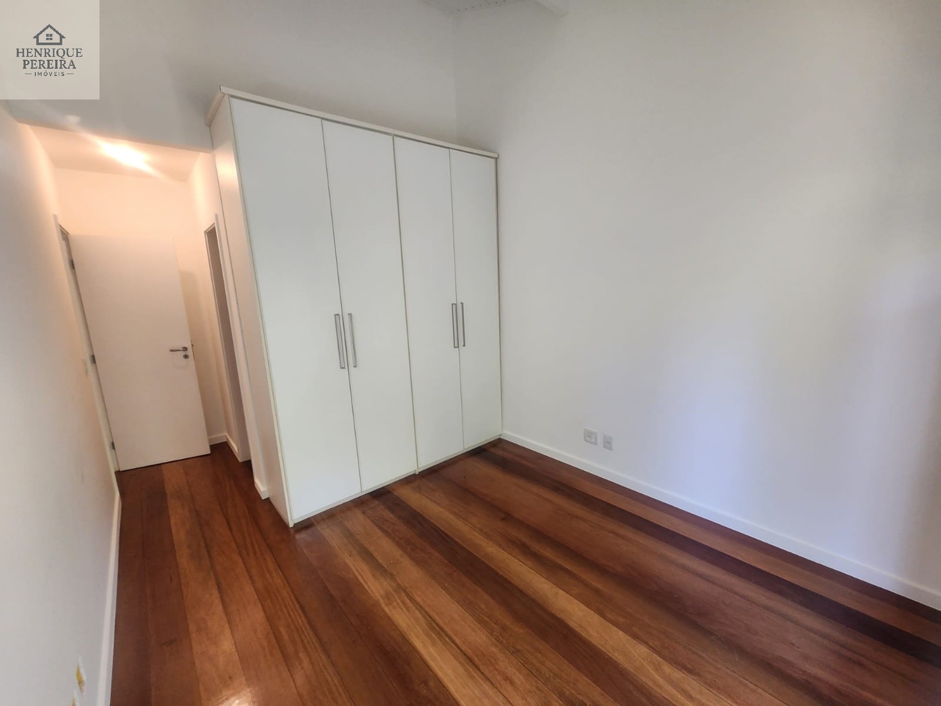 Imperdível Casa em Condomínio no Recreio dos Bandeirantes, RJ: 3 suítes, área externa privativa, 2 vagas e 240m². Venha conferir!