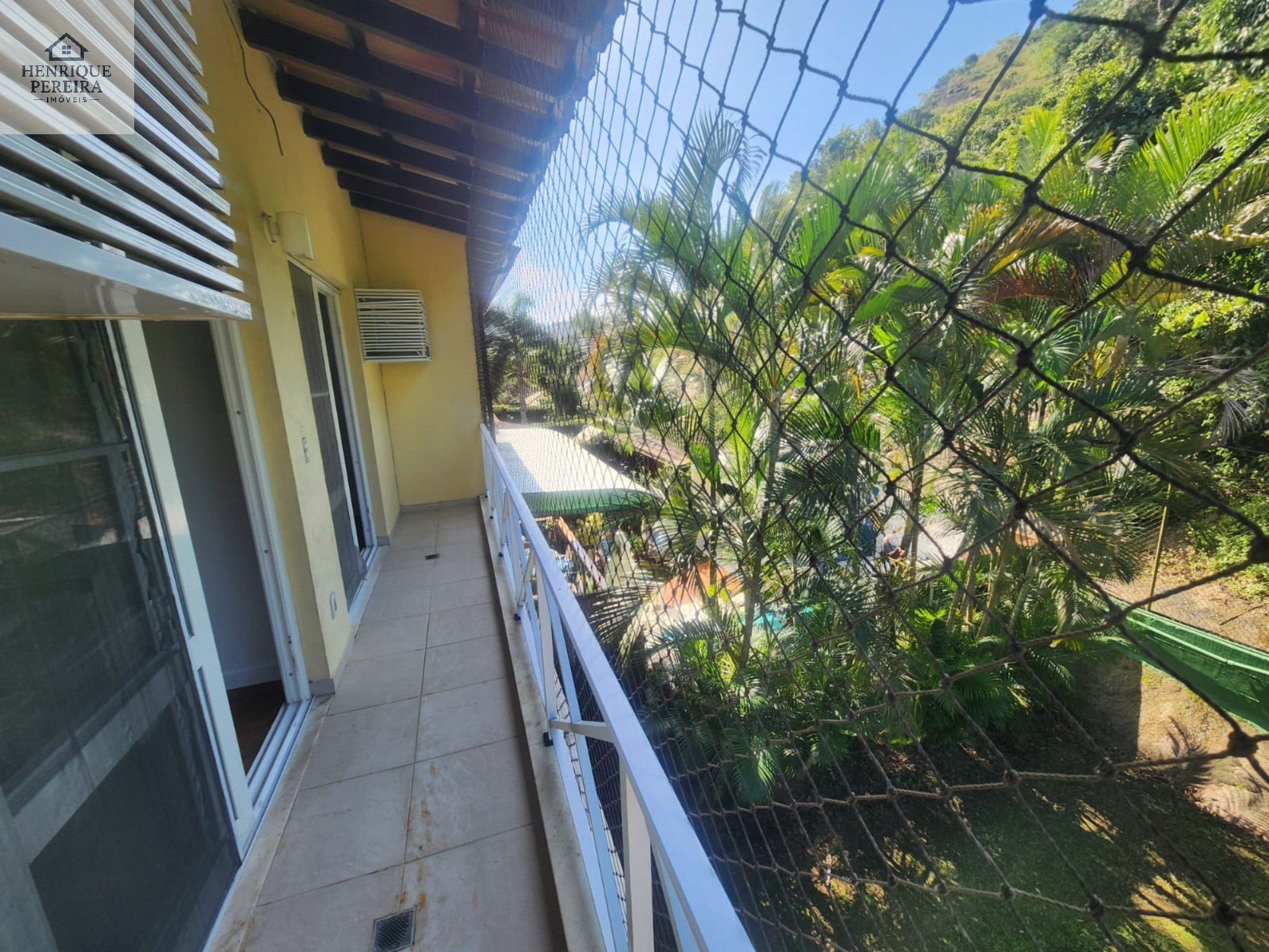 Imperdível Casa em Condomínio no Recreio dos Bandeirantes, RJ: 3 suítes, área externa privativa, 2 vagas e 240m². Venha conferir!