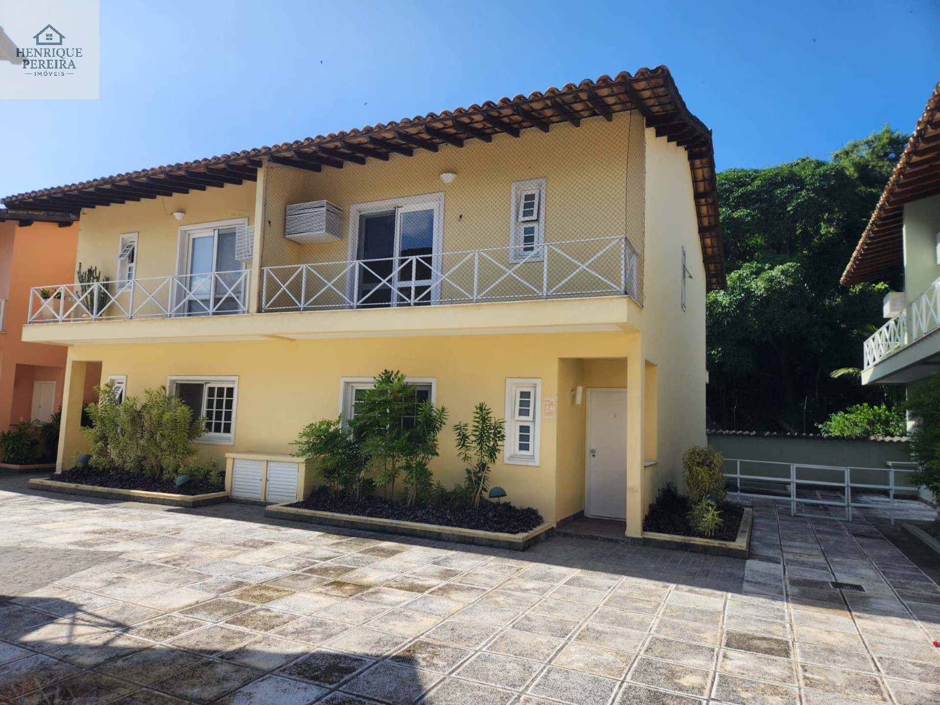 Imperdível Casa em Condomínio no Recreio dos Bandeirantes, RJ: 3 suítes, área externa privativa, 2 vagas e 240m². Venha conferir!