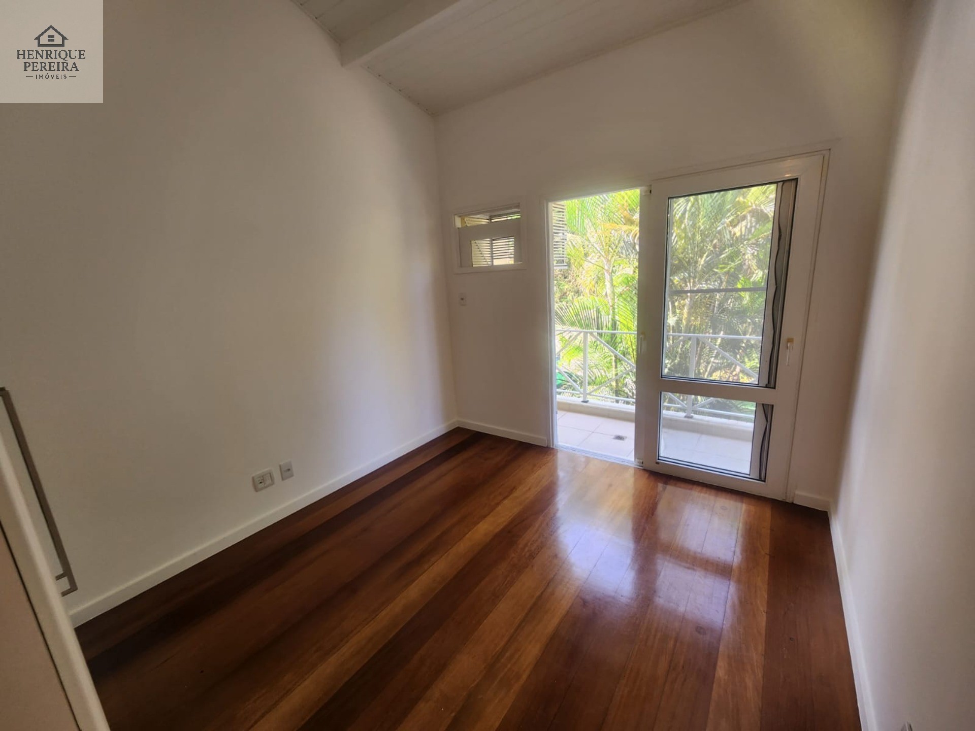 Imperdível Casa em Condomínio no Recreio dos Bandeirantes, RJ: 3 suítes, área externa privativa, 2 vagas e 240m². Venha conferir!