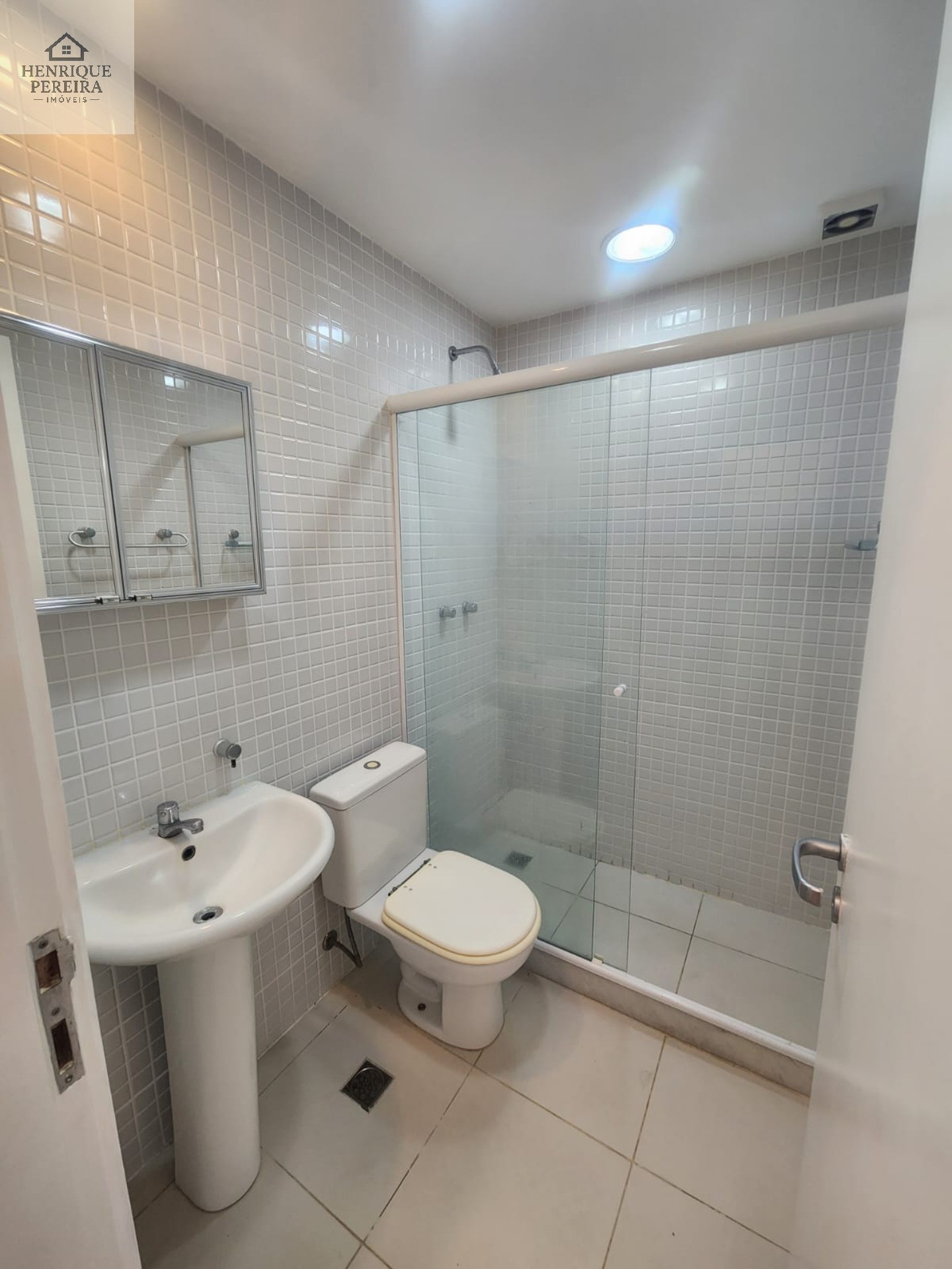 Imperdível Casa em Condomínio no Recreio dos Bandeirantes, RJ: 3 suítes, área externa privativa, 2 vagas e 240m². Venha conferir!