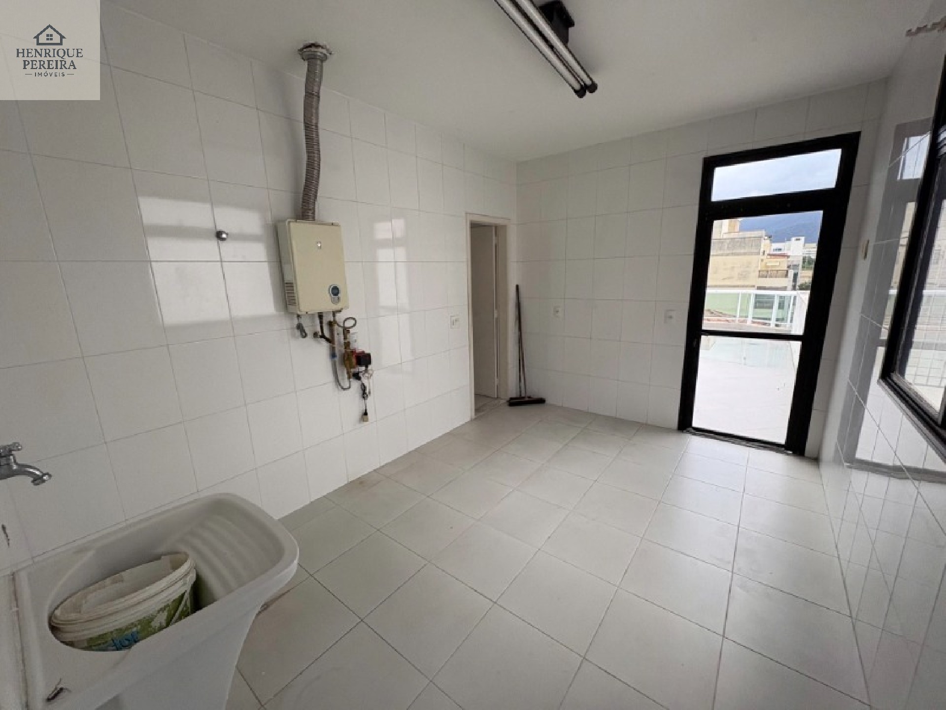 Cobertura de 547m2 e Linear no Recreio dos Bandeirantes: 5 quartos, 2 suítes, 2 salas, 4 banheiros, 3 vagas e 547m² de área.