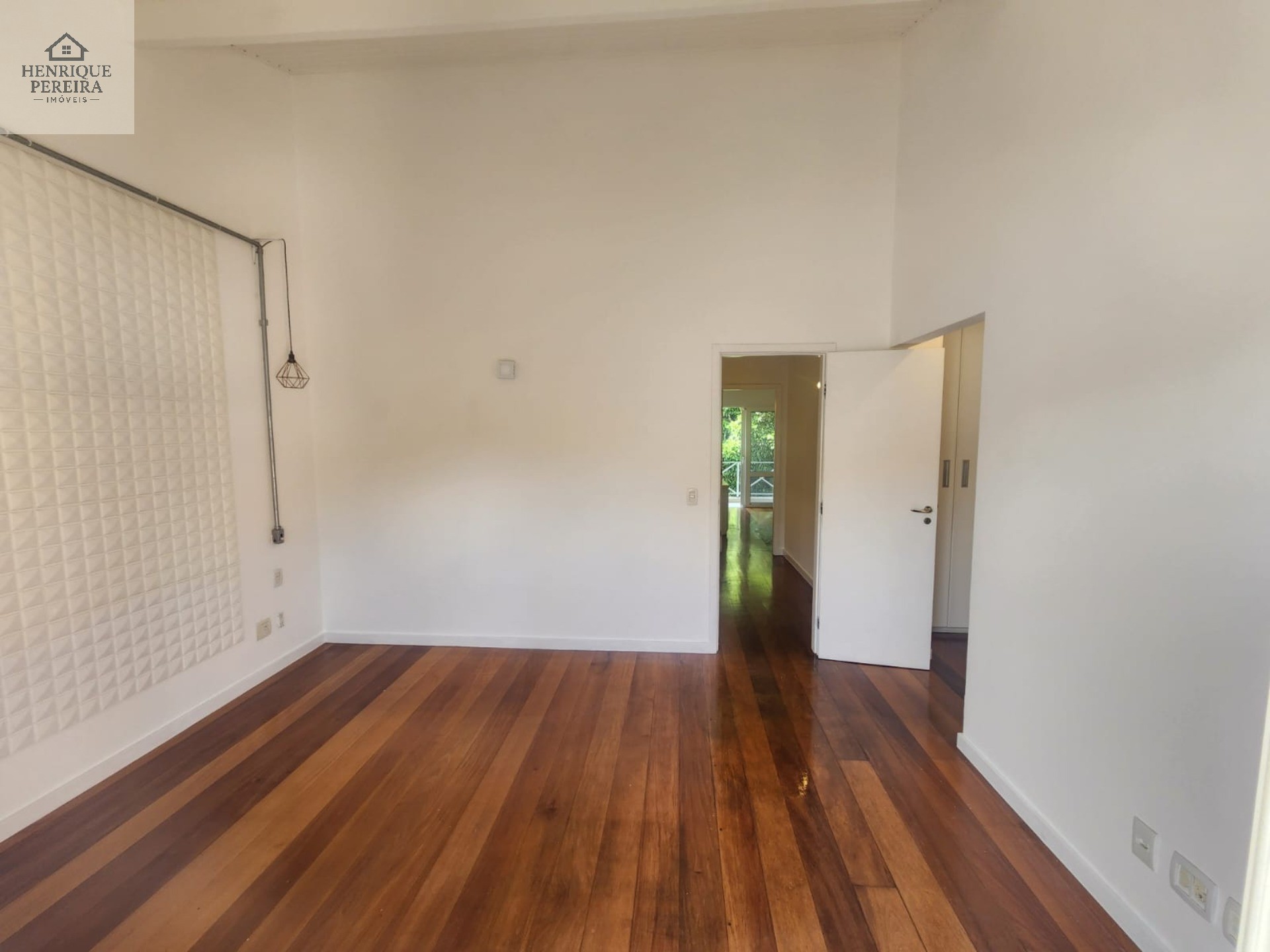 Imperdível Casa em Condomínio no Recreio dos Bandeirantes, RJ: 3 suítes, área externa privativa, 2 vagas e 240m². Venha conferir!