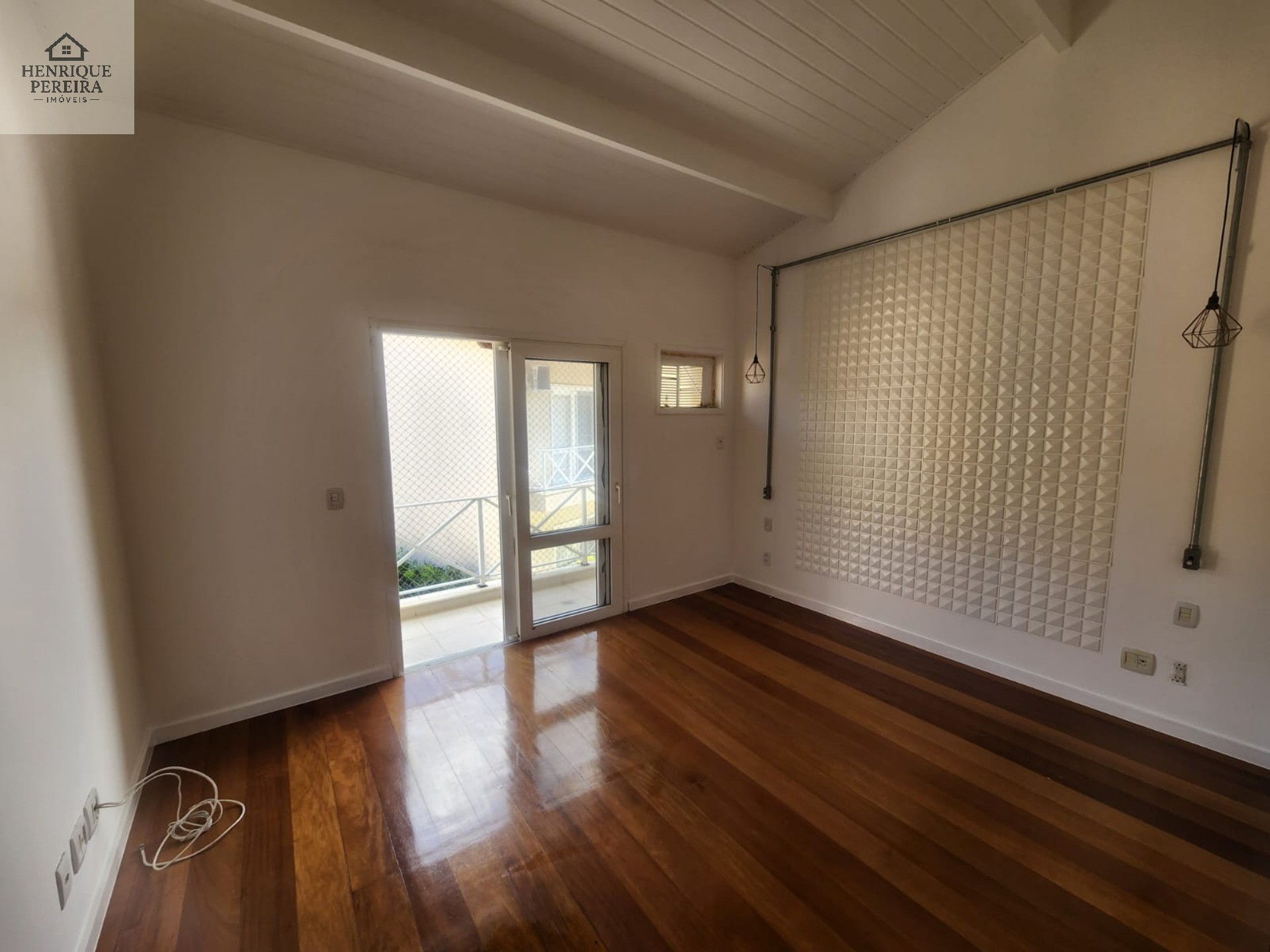 Imperdível Casa em Condomínio no Recreio dos Bandeirantes, RJ: 3 suítes, área externa privativa, 2 vagas e 240m². Venha conferir!