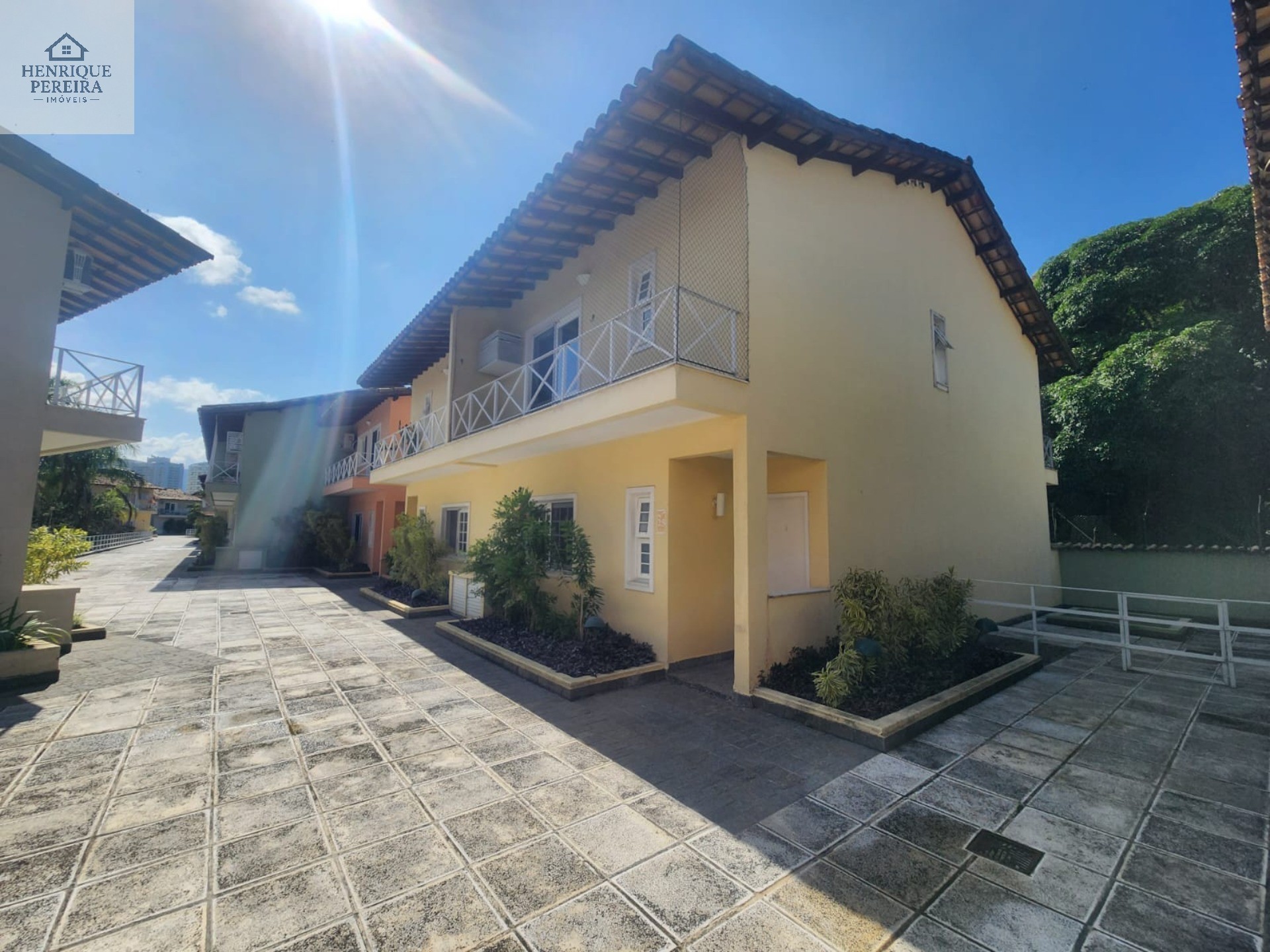 Imperdível Casa em Condomínio no Recreio dos Bandeirantes, RJ: 3 suítes, área externa privativa, 2 vagas e 240m². Venha conferir!