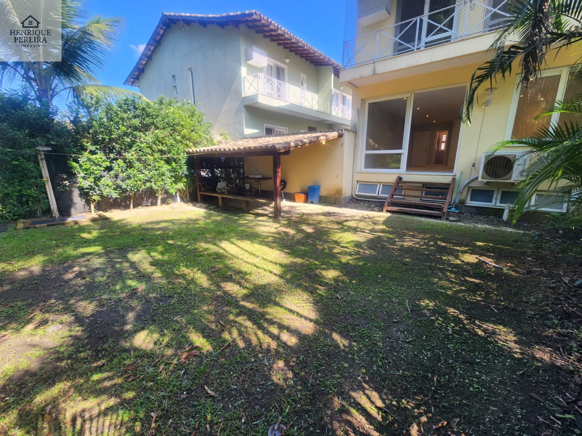 Imperdível Casa em Condomínio no Recreio dos Bandeirantes, RJ: 3 suítes, área externa privativa, 2 vagas e 240m². Venha conferir!