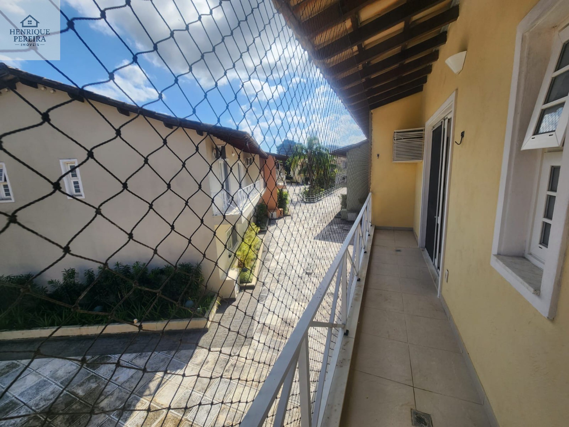 Imperdível Casa em Condomínio no Recreio dos Bandeirantes, RJ: 3 suítes, área externa privativa, 2 vagas e 240m². Venha conferir!