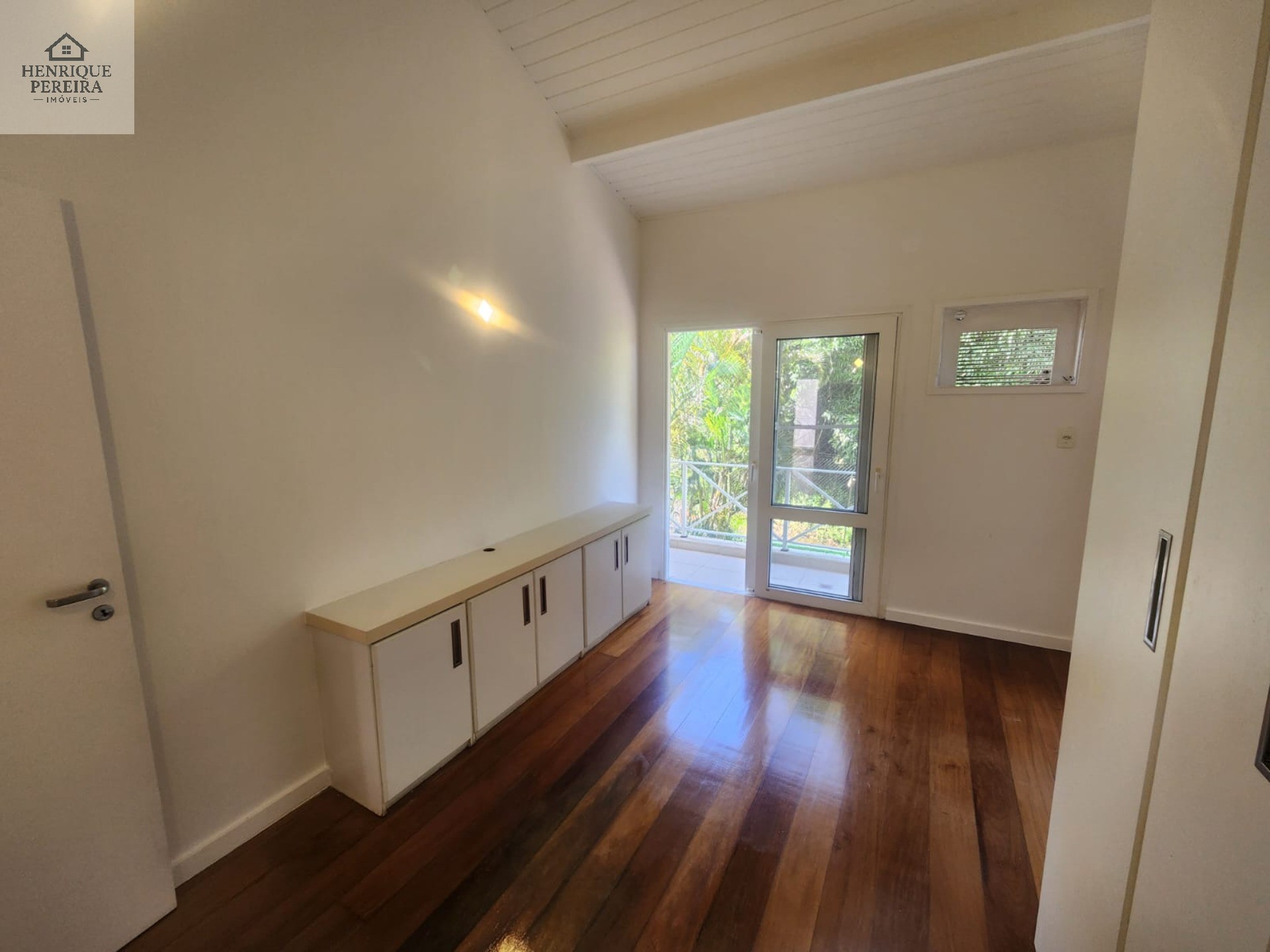 Imperdível Casa em Condomínio no Recreio dos Bandeirantes, RJ: 3 suítes, área externa privativa, 2 vagas e 240m². Venha conferir!