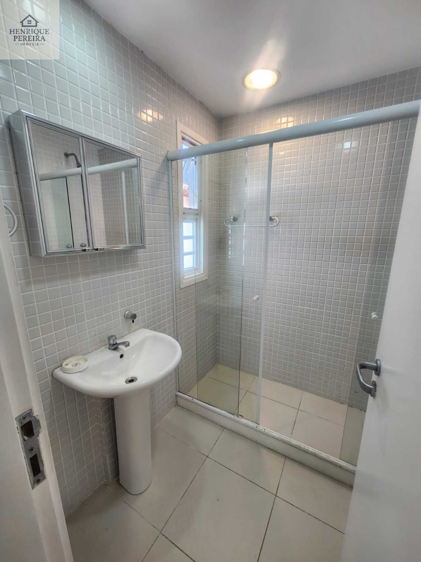 Imperdível Casa em Condomínio no Recreio dos Bandeirantes, RJ: 3 suítes, área externa privativa, 2 vagas e 240m². Venha conferir!
