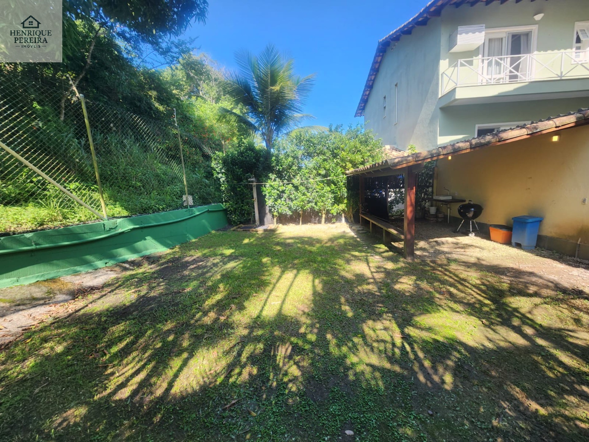 Imperdível Casa em Condomínio no Recreio dos Bandeirantes, RJ: 3 suítes, área externa privativa, 2 vagas e 240m². Venha conferir!