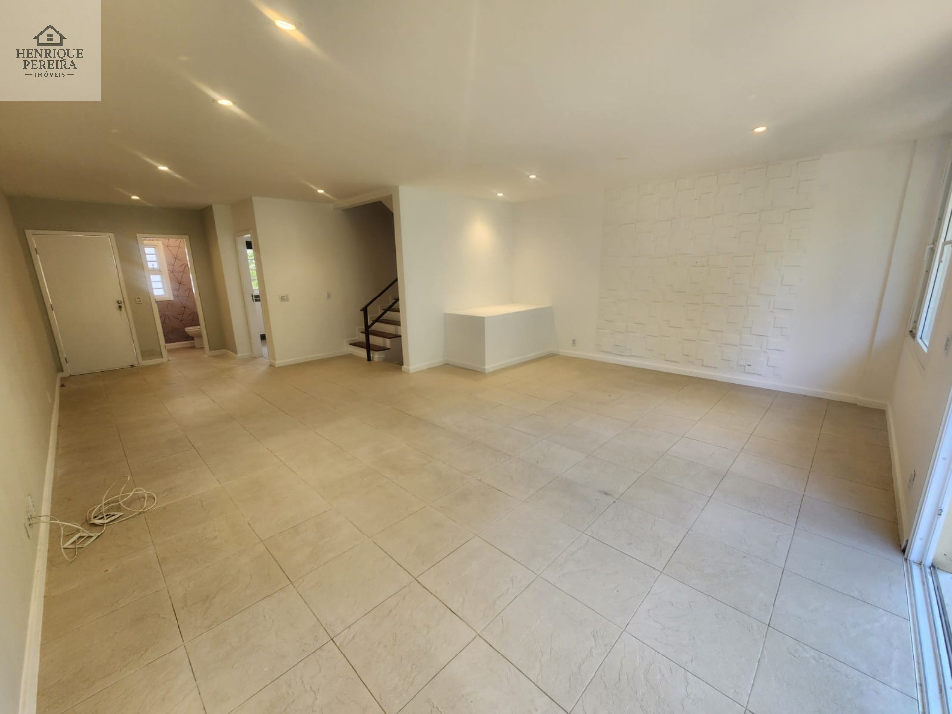 Imperdível Casa em Condomínio no Recreio dos Bandeirantes, RJ: 3 suítes, área externa privativa, 2 vagas e 240m². Venha conferir!