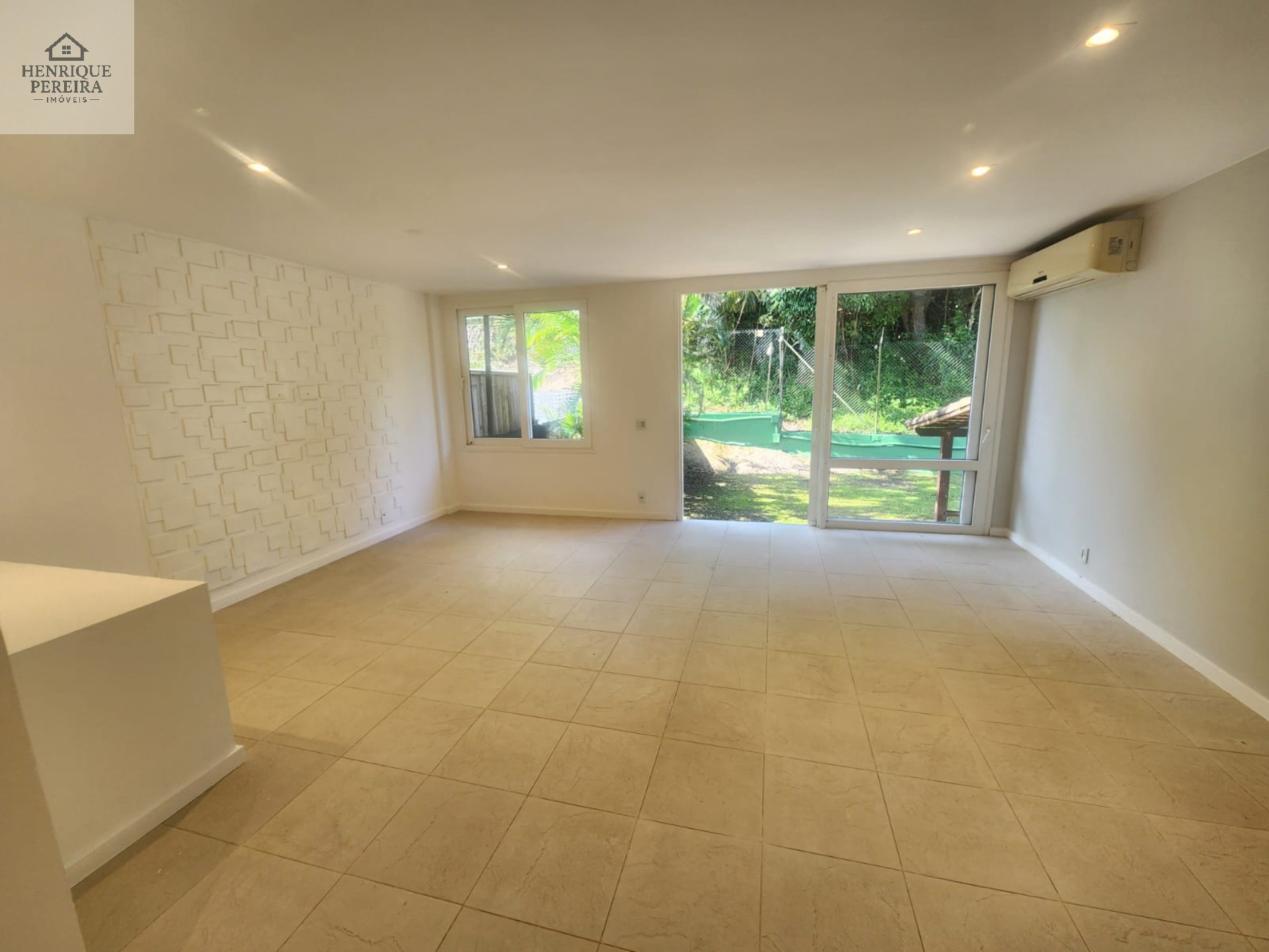 Imperdível Casa em Condomínio no Recreio dos Bandeirantes, RJ: 3 suítes, área externa privativa, 2 vagas e 240m². Venha conferir!
