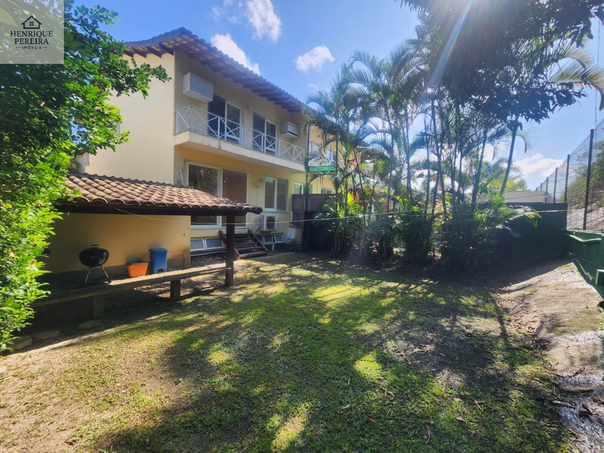 Imperdível Casa em Condomínio no Recreio dos Bandeirantes, RJ: 3 suítes, área externa privativa, 2 vagas e 240m². Venha conferir!