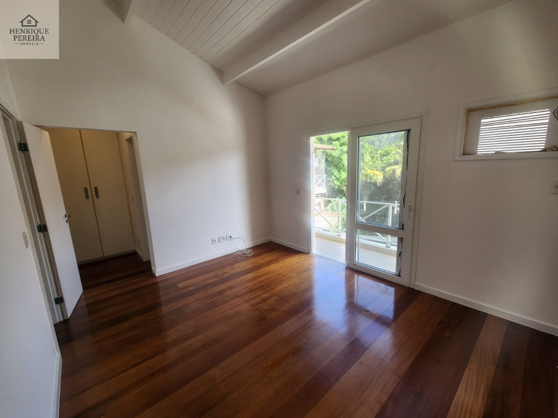 Imperdível Casa em Condomínio no Recreio dos Bandeirantes, RJ: 3 suítes, área externa privativa, 2 vagas e 240m². Venha conferir!