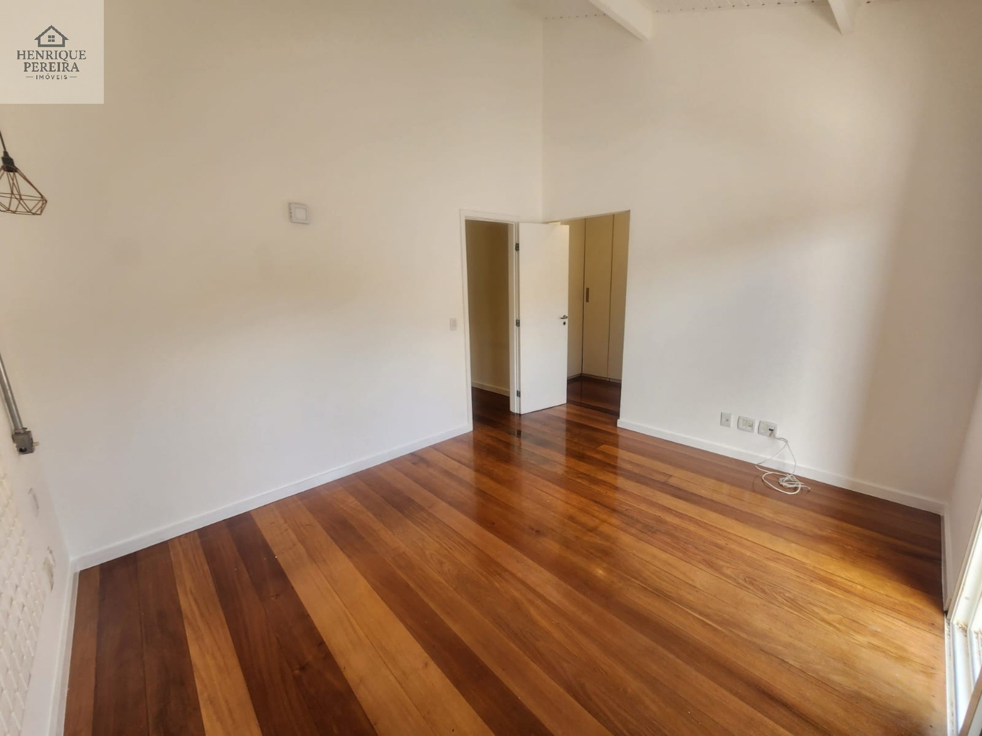 Imperdível Casa em Condomínio no Recreio dos Bandeirantes, RJ: 3 suítes, área externa privativa, 2 vagas e 240m². Venha conferir!