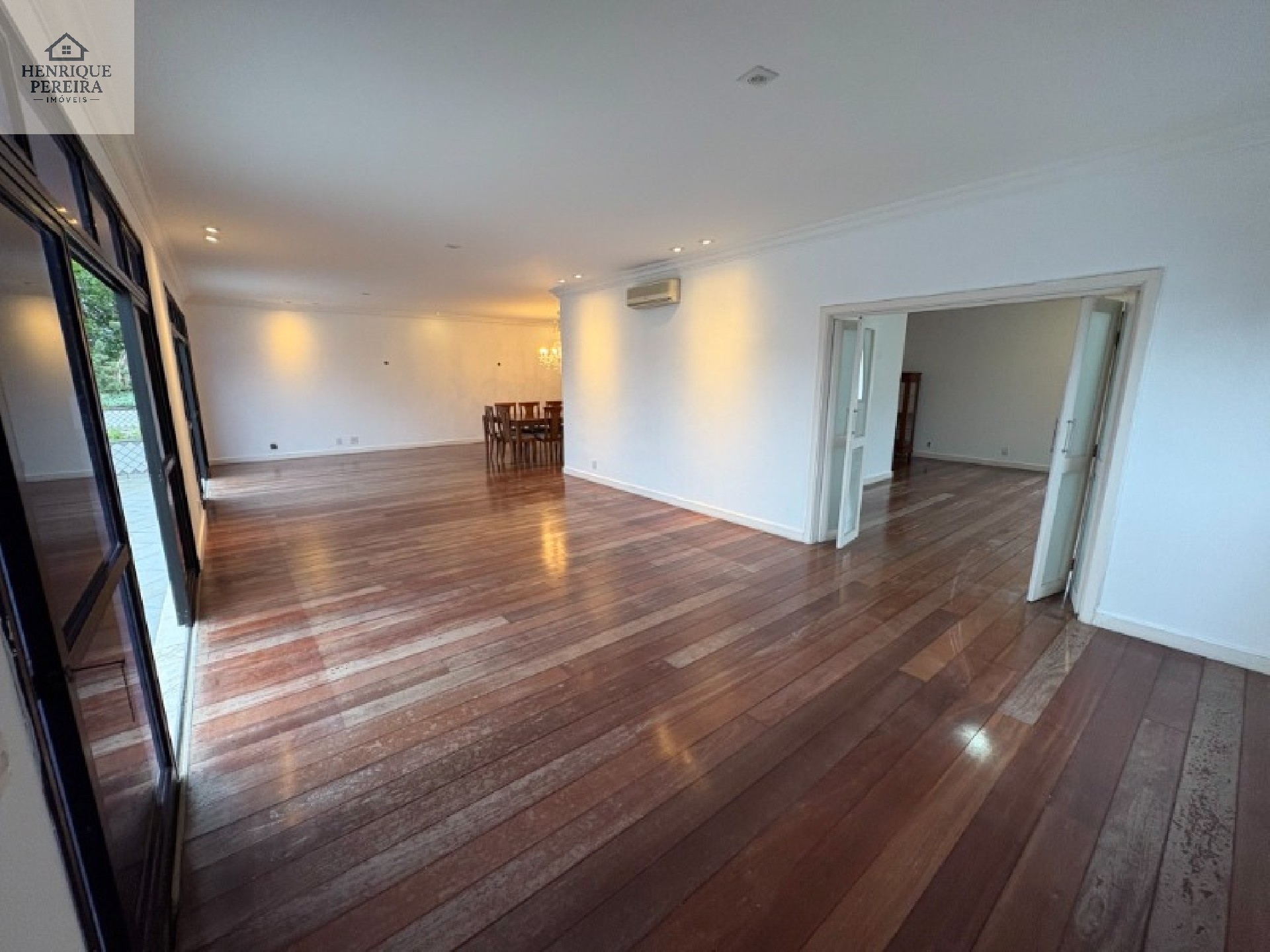 Cobertura de 547m2 e Linear no Recreio dos Bandeirantes: 5 quartos, 2 suítes, 2 salas, 4 banheiros, 3 vagas e 547m² de área.