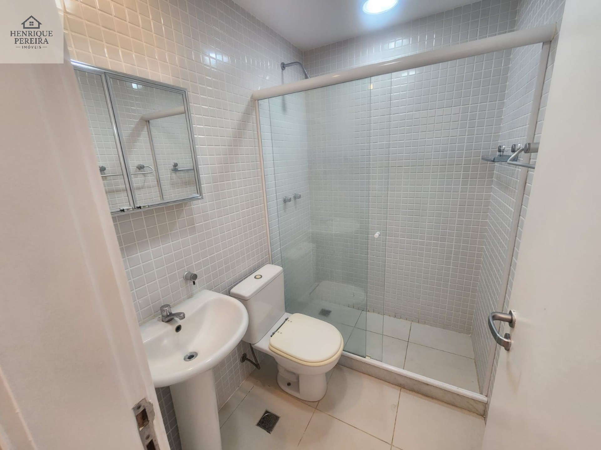 Imperdível Casa em Condomínio no Recreio dos Bandeirantes, RJ: 3 suítes, área externa privativa, 2 vagas e 240m². Venha conferir!