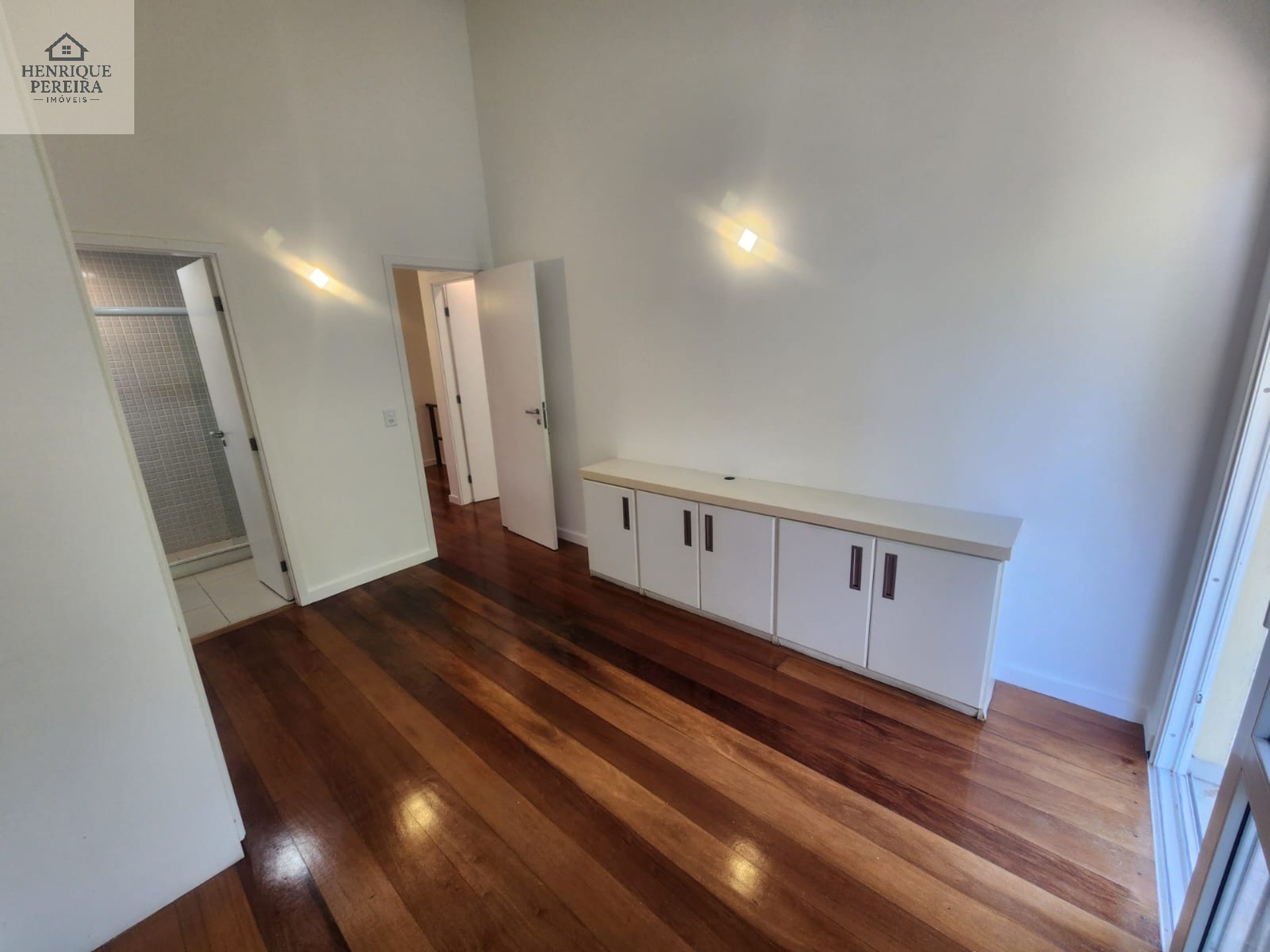 Imperdível Casa em Condomínio no Recreio dos Bandeirantes, RJ: 3 suítes, área externa privativa, 2 vagas e 240m². Venha conferir!