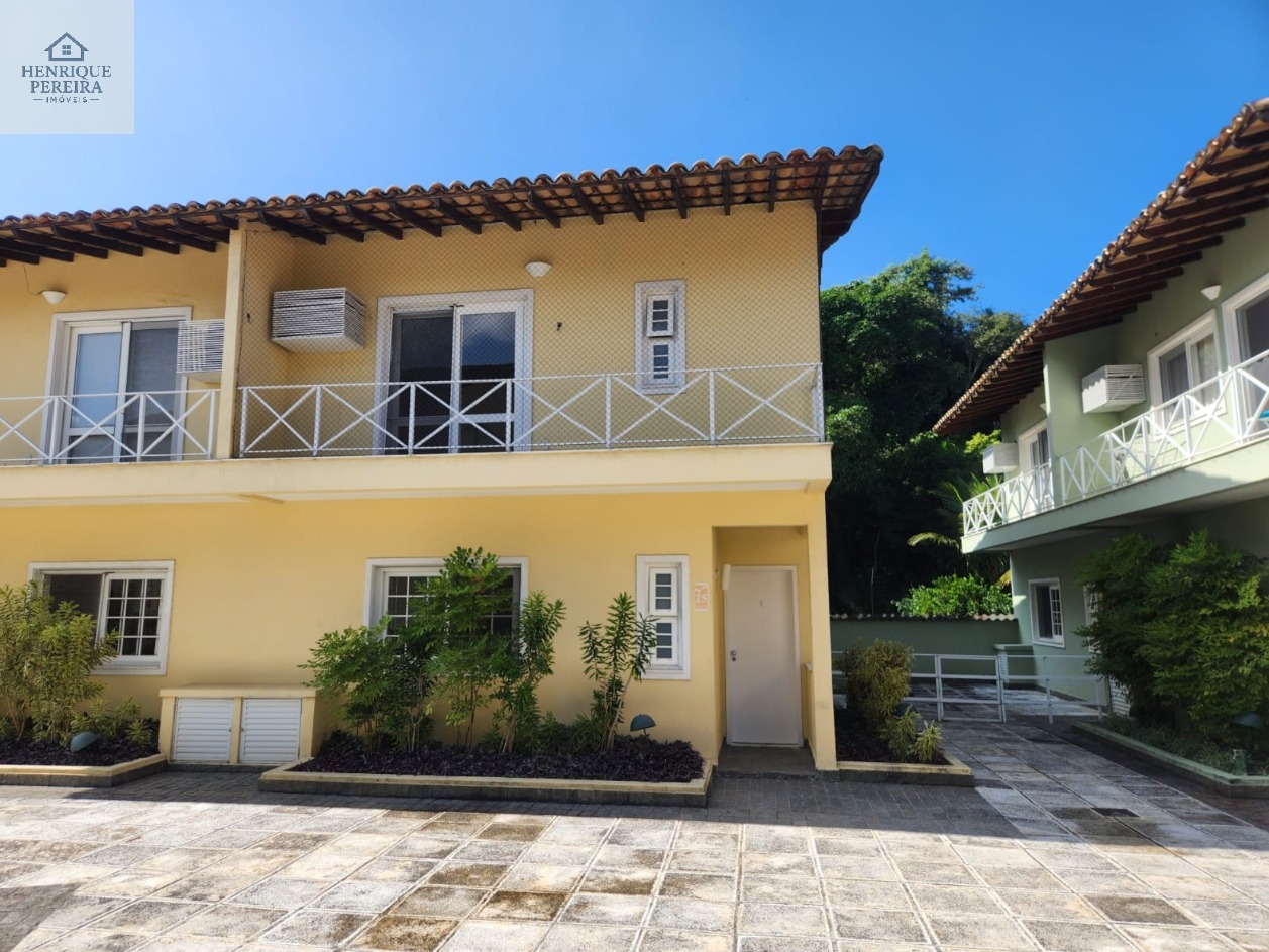 Imperdível Casa em Condomínio no Recreio dos Bandeirantes, RJ: 3 suítes, área externa privativa, 2 vagas e 240m². Venha conferir!