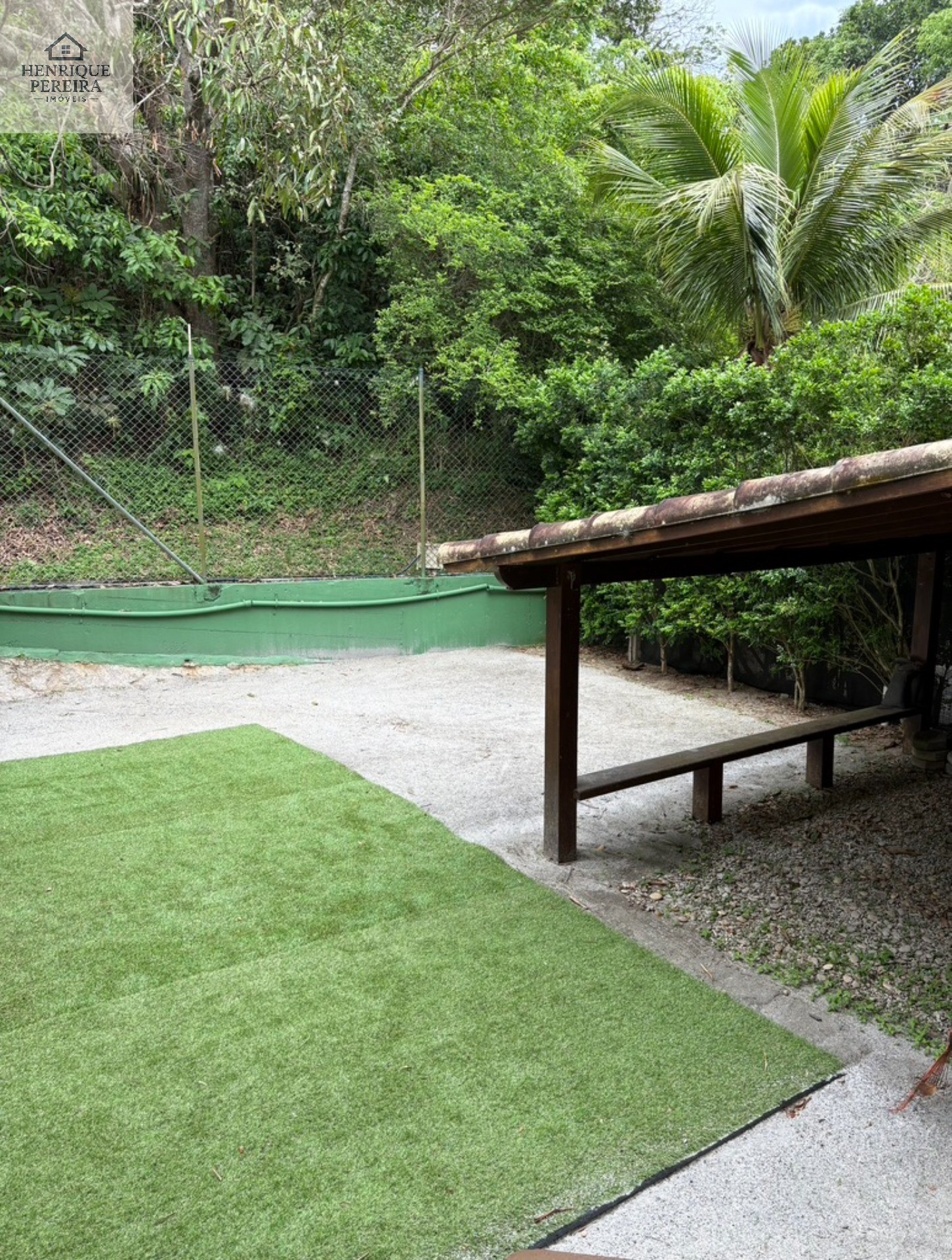 Imperdível Casa em Condomínio no Recreio dos Bandeirantes, RJ: 3 suítes, área externa privativa, 2 vagas e 240m². Venha conferir!