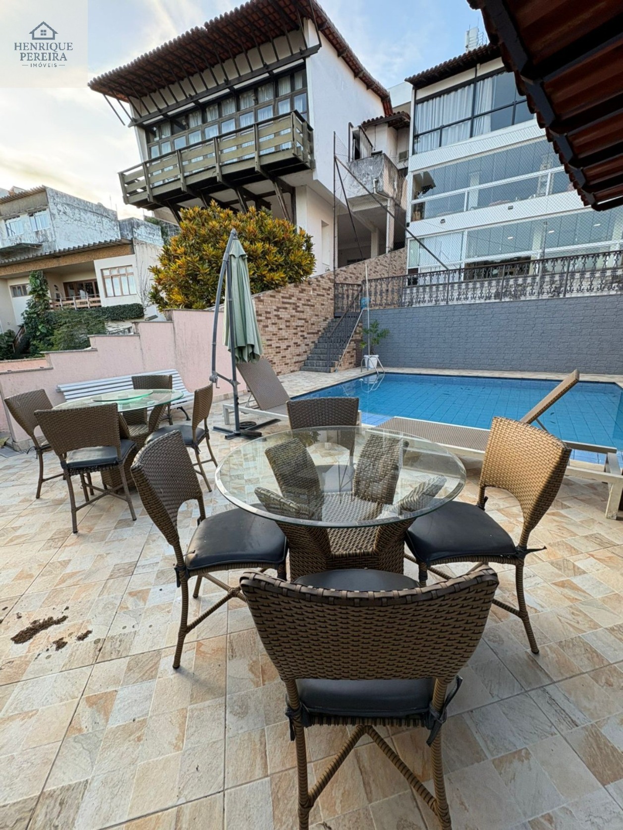 Imóvel excepcional no Jardim Guanabara: Casa de 4 quartos com área de lazer completa e vista para a Baía da Guanabara. Agende sua visita!