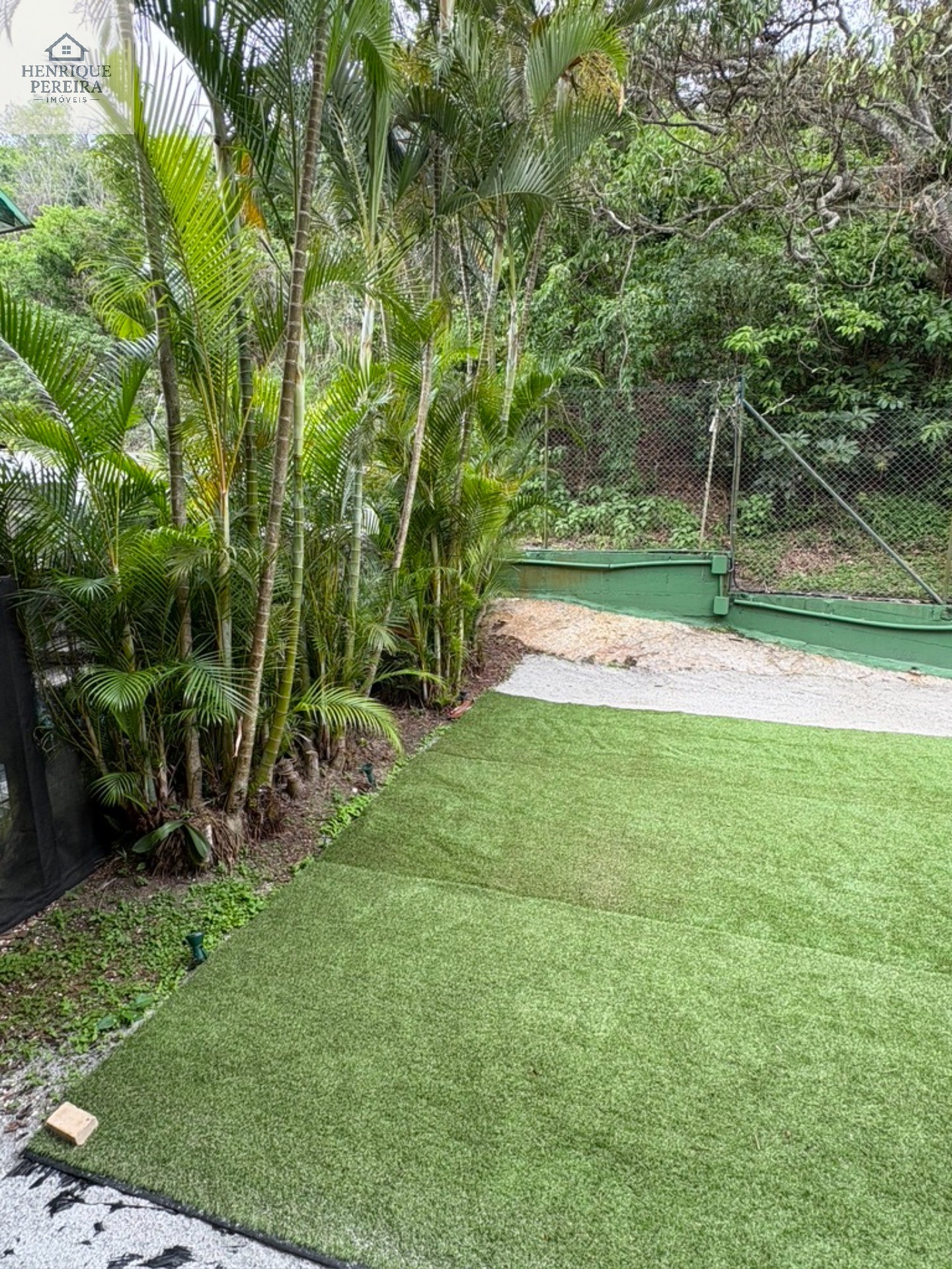 Imperdível Casa em Condomínio no Recreio dos Bandeirantes, RJ: 3 suítes, área externa privativa, 2 vagas e 240m². Venha conferir!