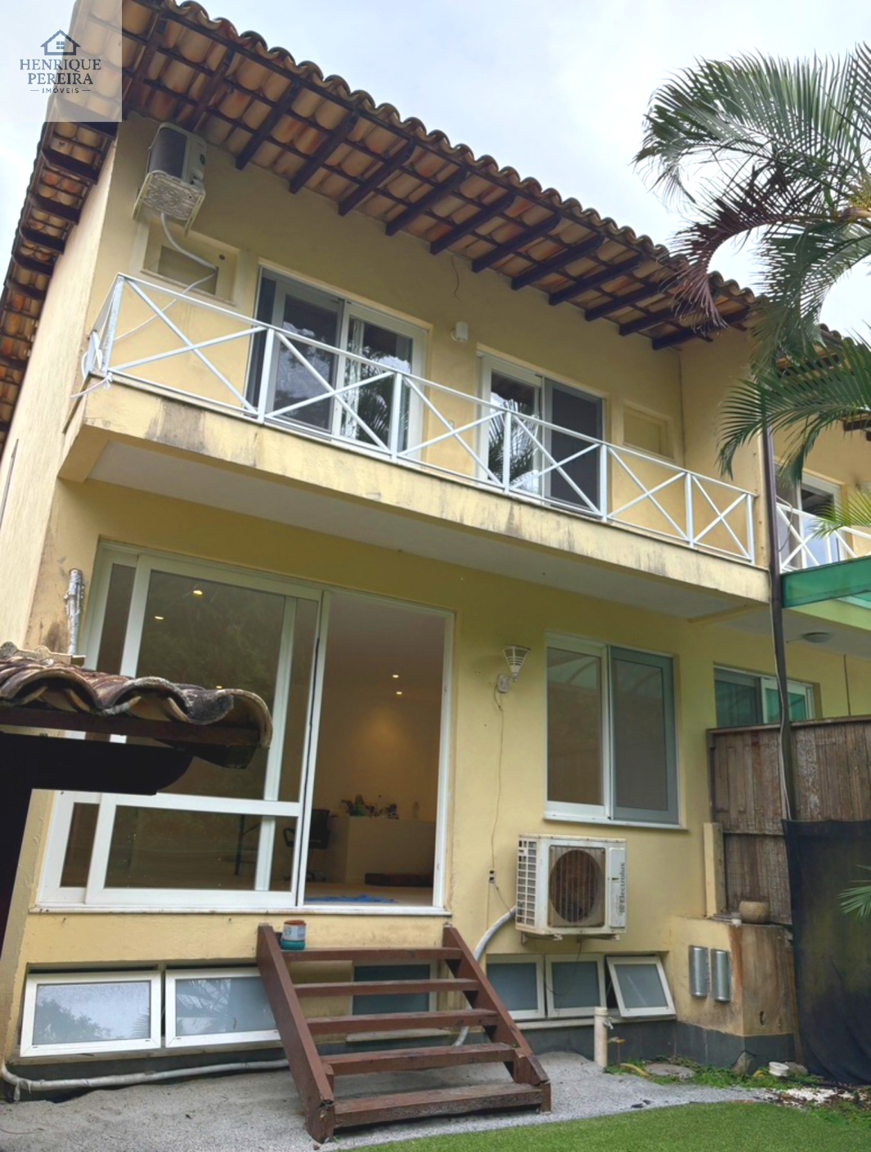 Imperdível Casa em Condomínio no Recreio dos Bandeirantes, RJ: 3 suítes, área externa privativa, 2 vagas e 240m². Venha conferir!