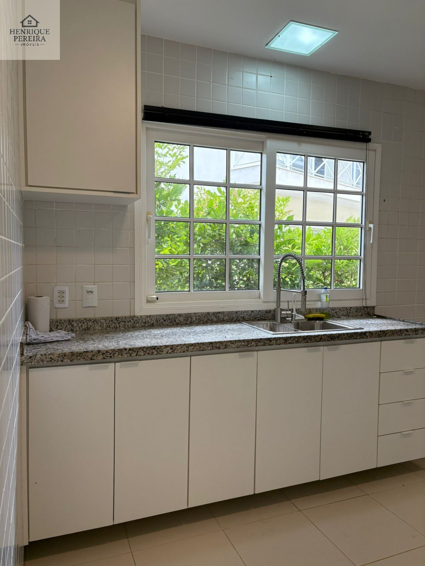 Imperdível Casa em Condomínio no Recreio dos Bandeirantes, RJ: 3 suítes, área externa privativa, 2 vagas e 240m². Venha conferir!