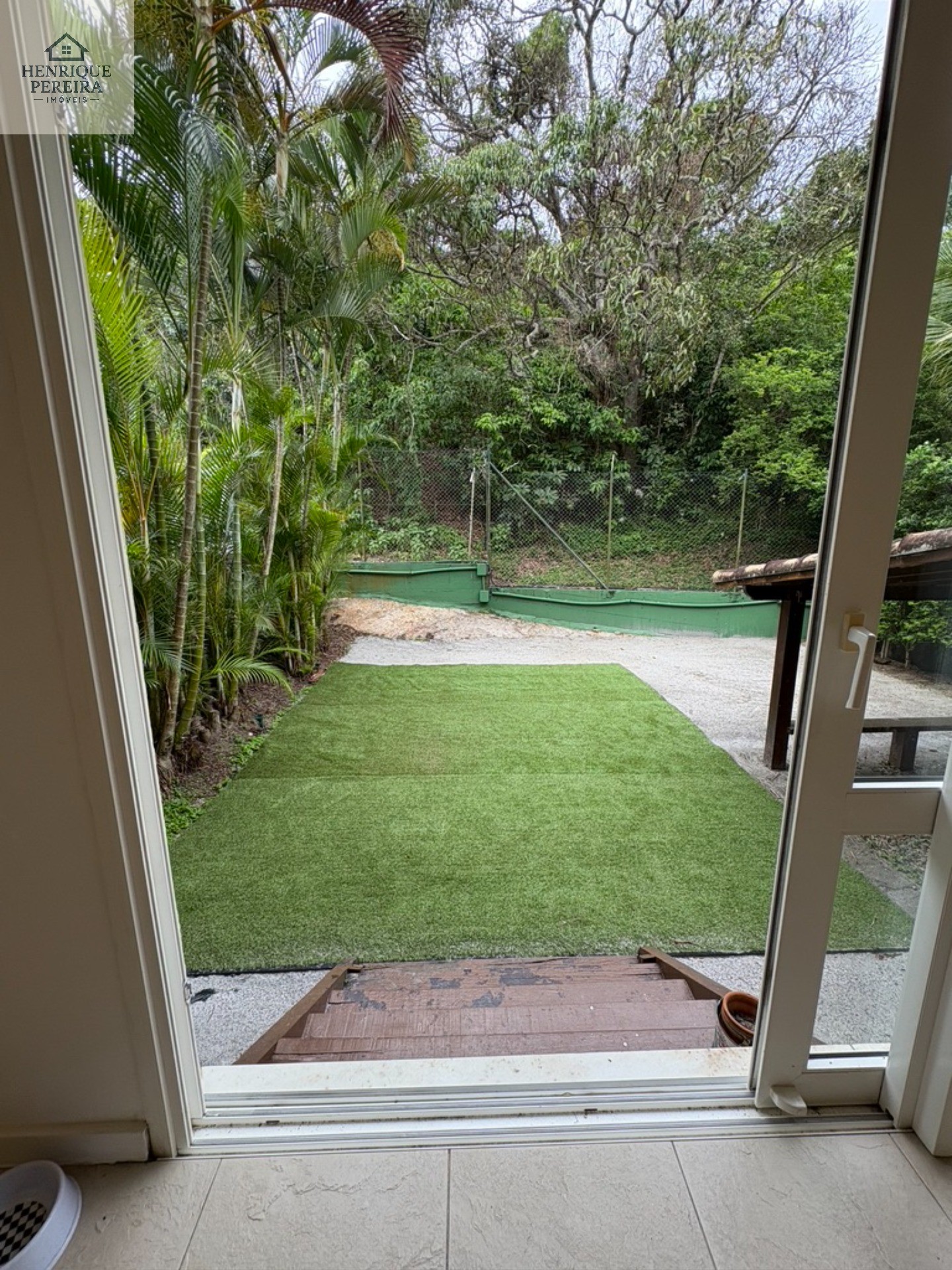 Imperdível Casa em Condomínio no Recreio dos Bandeirantes, RJ: 3 suítes, área externa privativa, 2 vagas e 240m². Venha conferir!