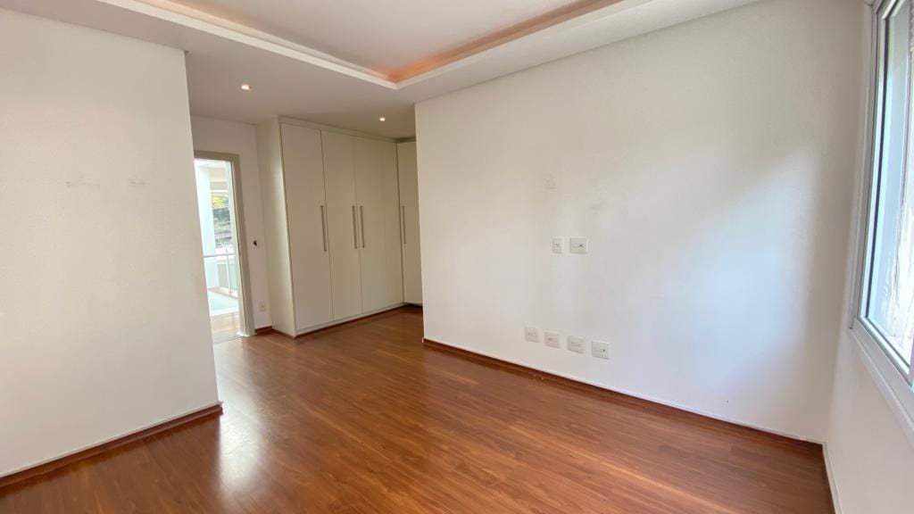 Casa à venda com 4 quartos, 931m² - Foto 2