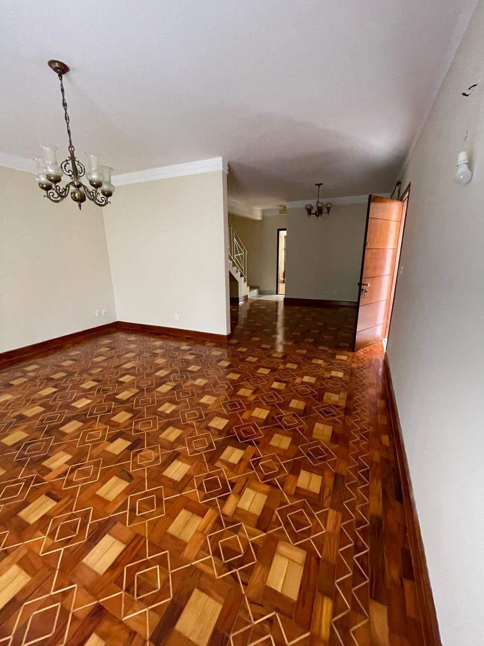 Casa à venda com 3 quartos, 210m² - Foto 2