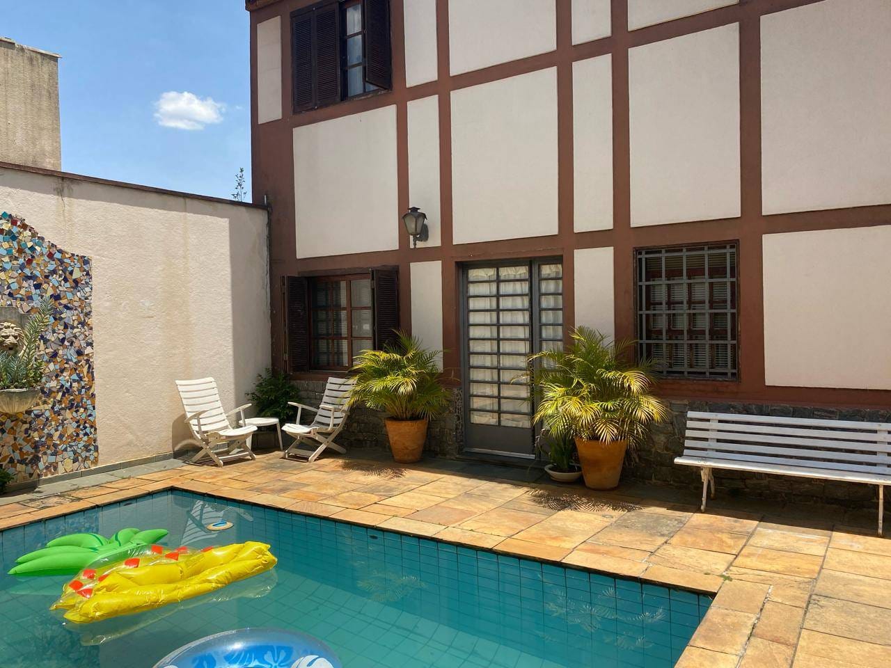 Casa para alugar com 4 quartos, 450m² - Foto 1