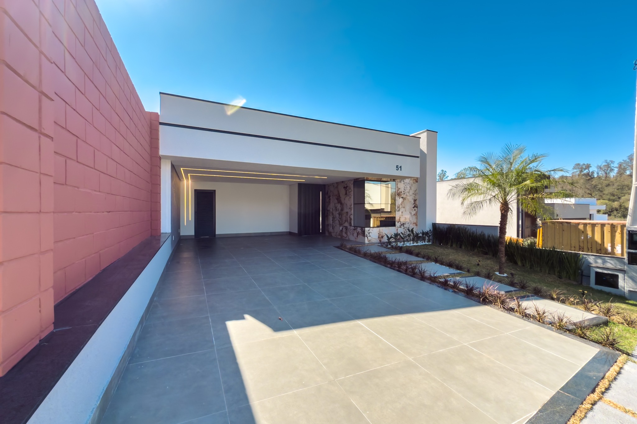 Luxuosa casa em condomínio à venda em Indaiatuba-SP, no bairro Loteamento Park Gran Reserve: 3 quartos, 3 suítes, 2 salas, 4 banheiros, 2 vagas, 230m².