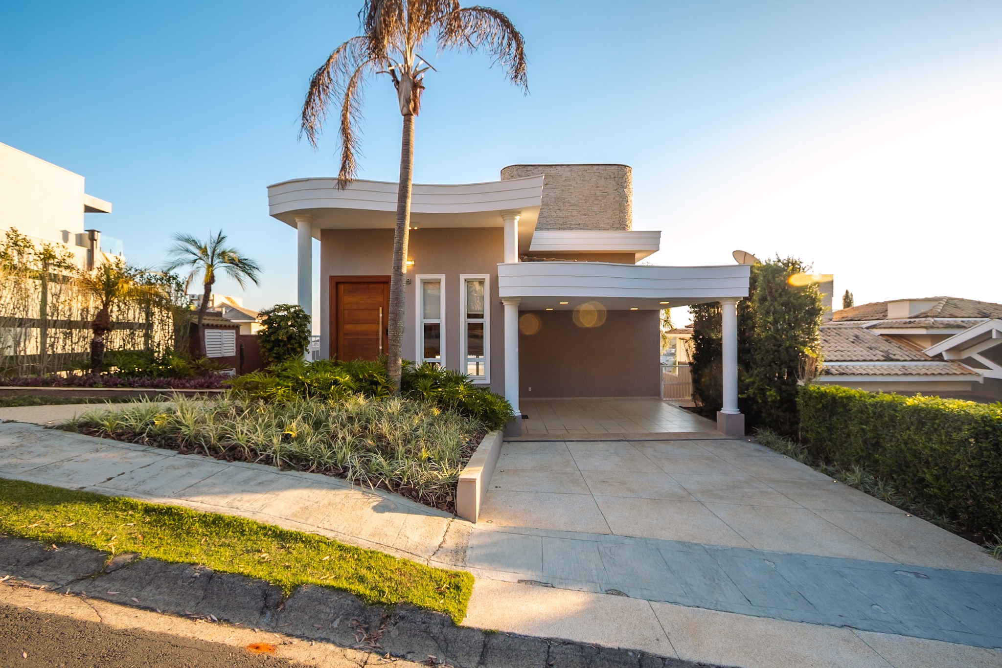 Casa de Luxo em Condomínio: 3 Suítes, 4 Banheiros, 4 Vagas na Jardim Vila Paradiso, Indaiatuba-SP - 381m².