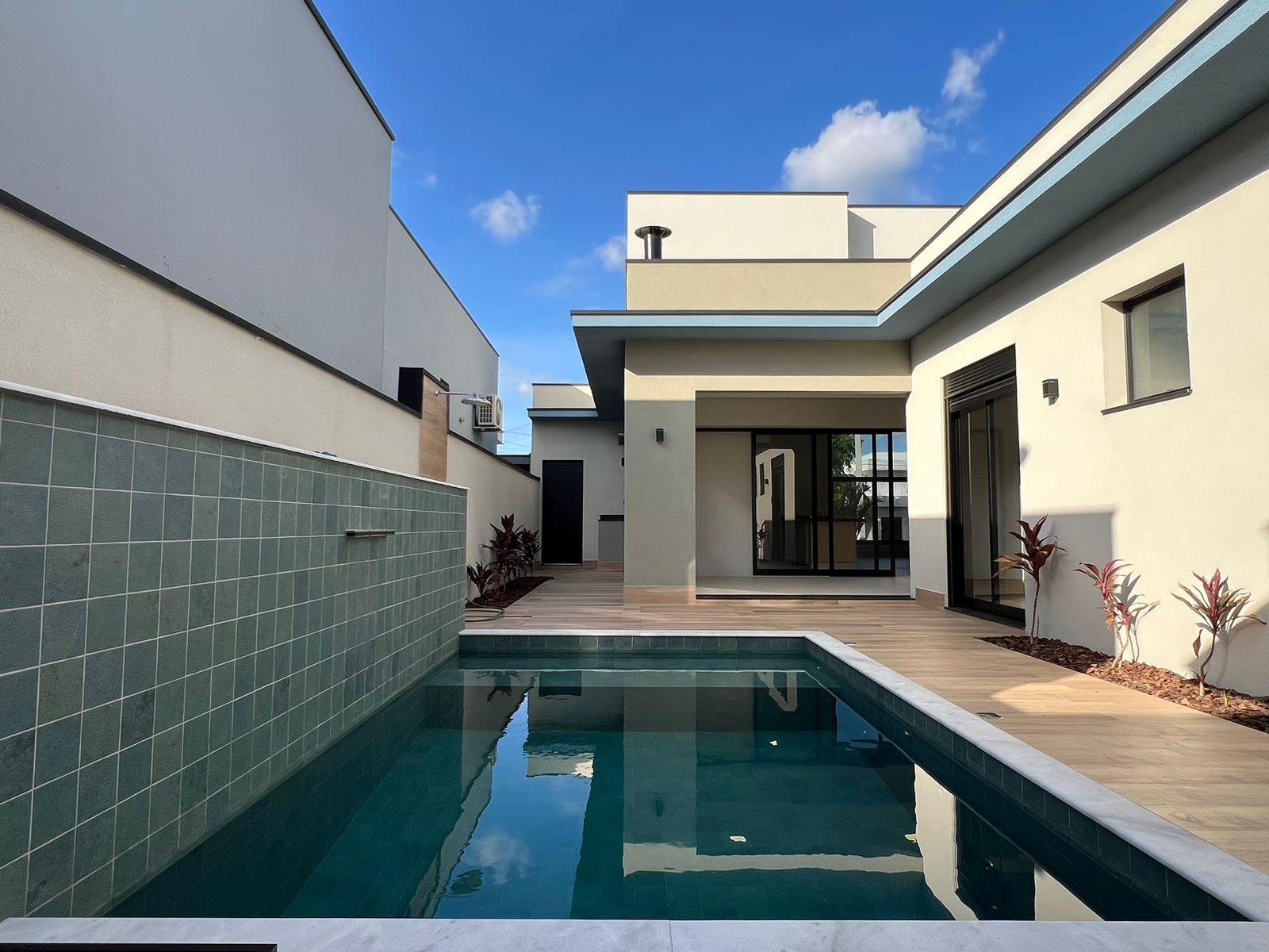Casa de alto padrão em condomínio no Jardim Piemonte, Indaiatuba-SP: 3 quartos, 3 suítes, piscina e aquecedor solar!