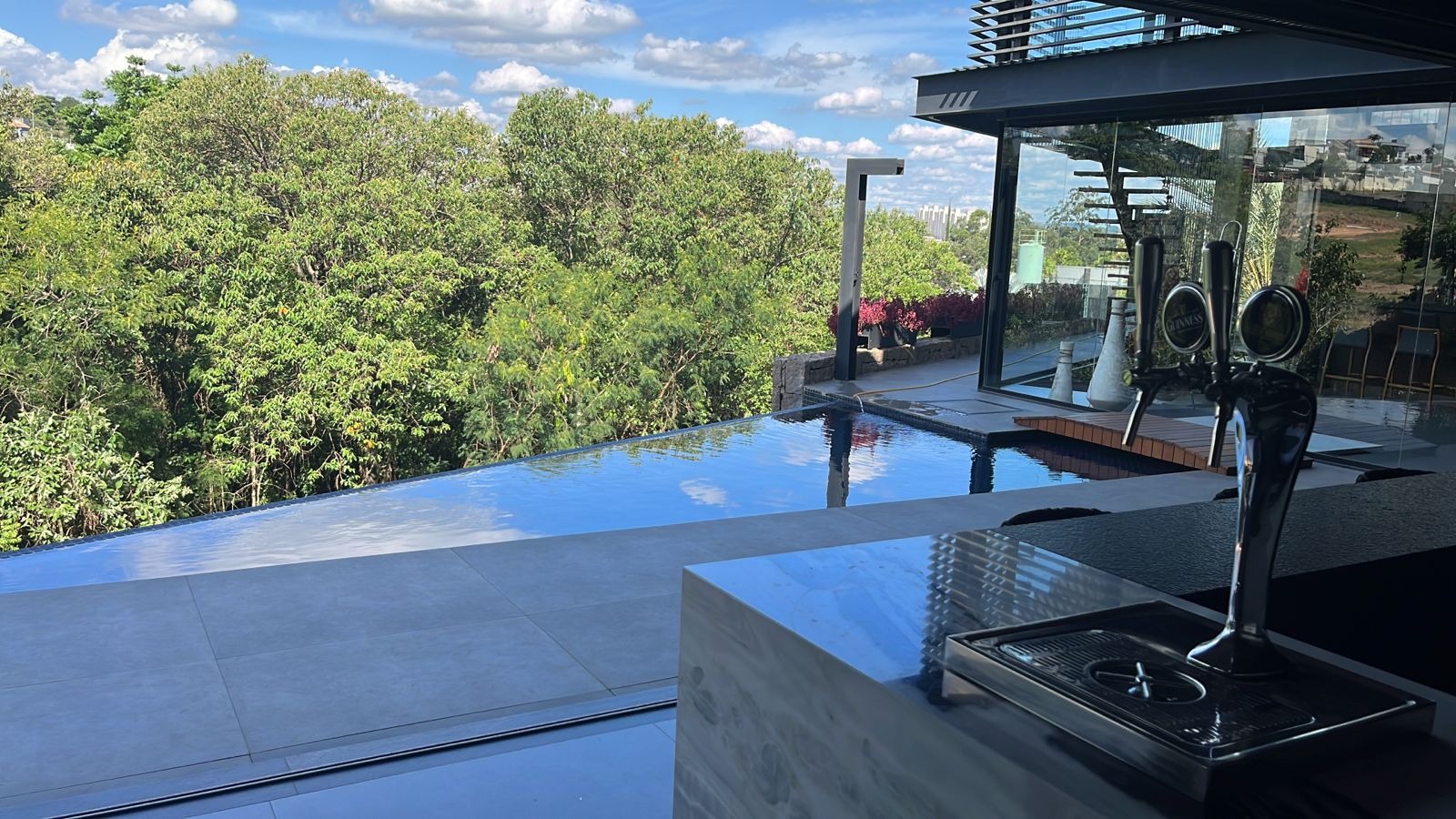 Luxuosa casa em condomínio à venda em Indaiatuba-SP, no Jardim Residencial Helvétia Park II. 4 quartos, 4 suítes, 2 salas, 5 banheiros, 6 vagas de garagem e 452,00 m² de área!