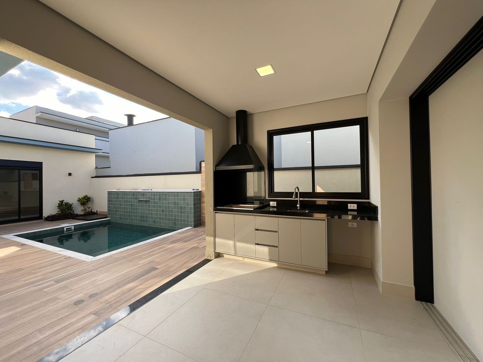 Casa de alto padrão em condomínio no Jardim Piemonte, Indaiatuba-SP: 3 quartos, 3 suítes, piscina e aquecedor solar!