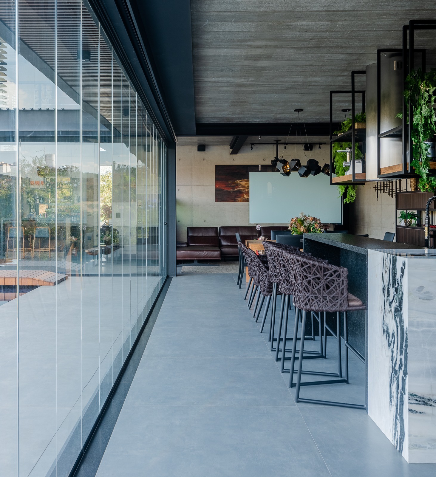Luxuosa casa em condomínio à venda em Indaiatuba-SP, no Jardim Residencial Helvétia Park II. 4 quartos, 4 suítes, 2 salas, 5 banheiros, 6 vagas de garagem e 452,00 m² de área!