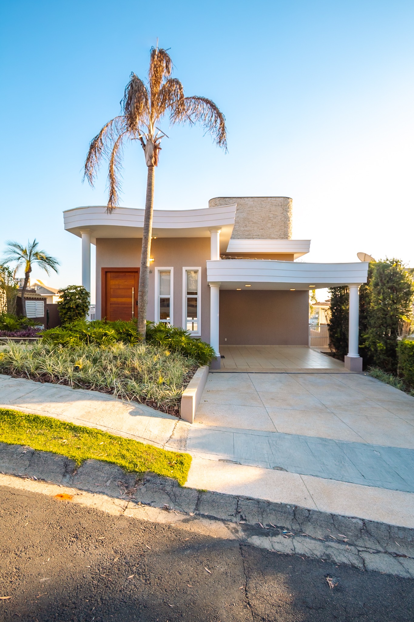 Casa de Luxo em Condomínio: 3 Suítes, 4 Banheiros, 4 Vagas na Jardim Vila Paradiso, Indaiatuba-SP - 381m².