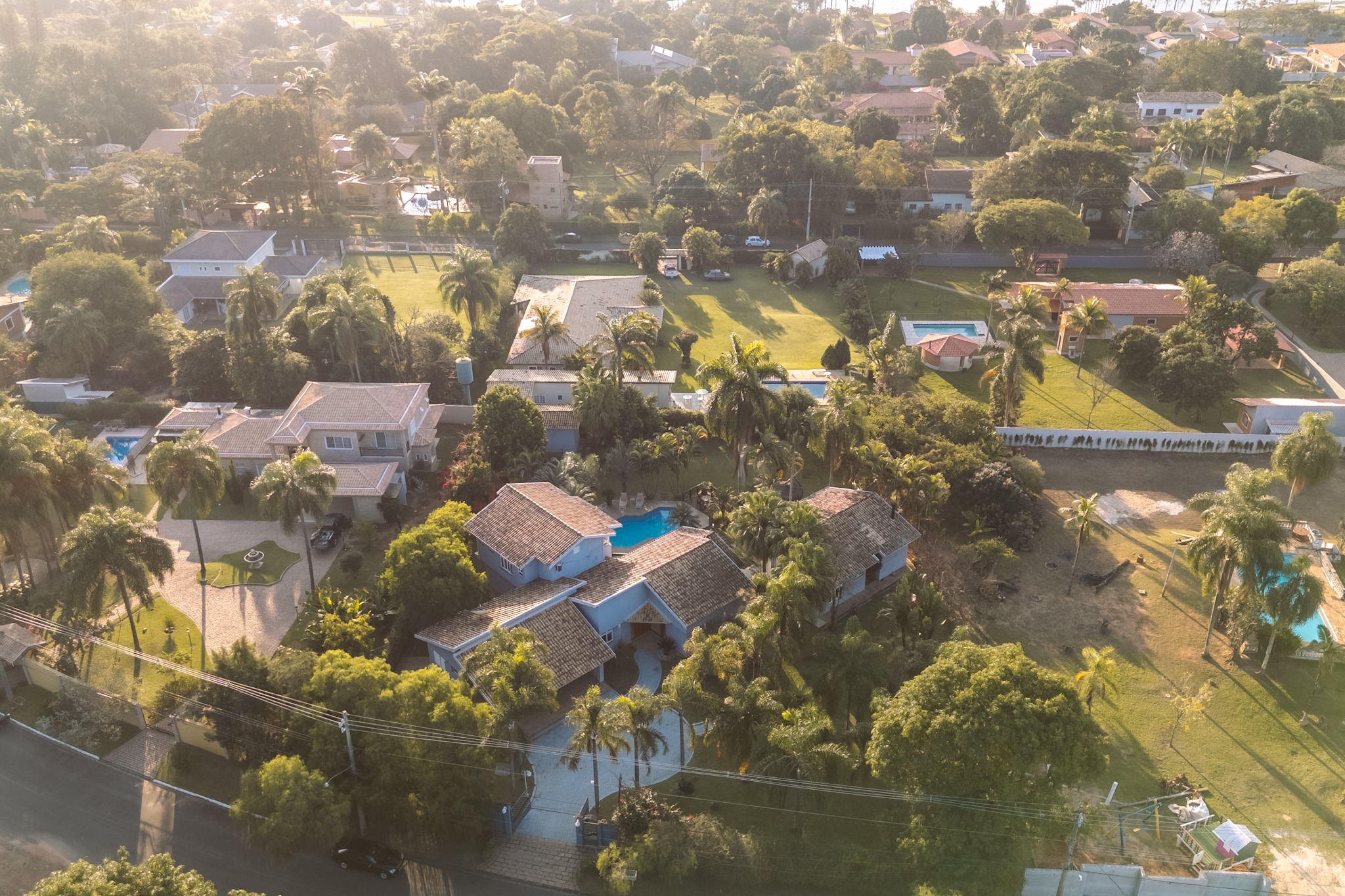 Chácara à venda em condomínio no Vale das Laranjeiras, Indaiatuba-SP: 4 quartos, 3 suítes, 3 salas, 5 banheiros, 6 vagas, 510m².