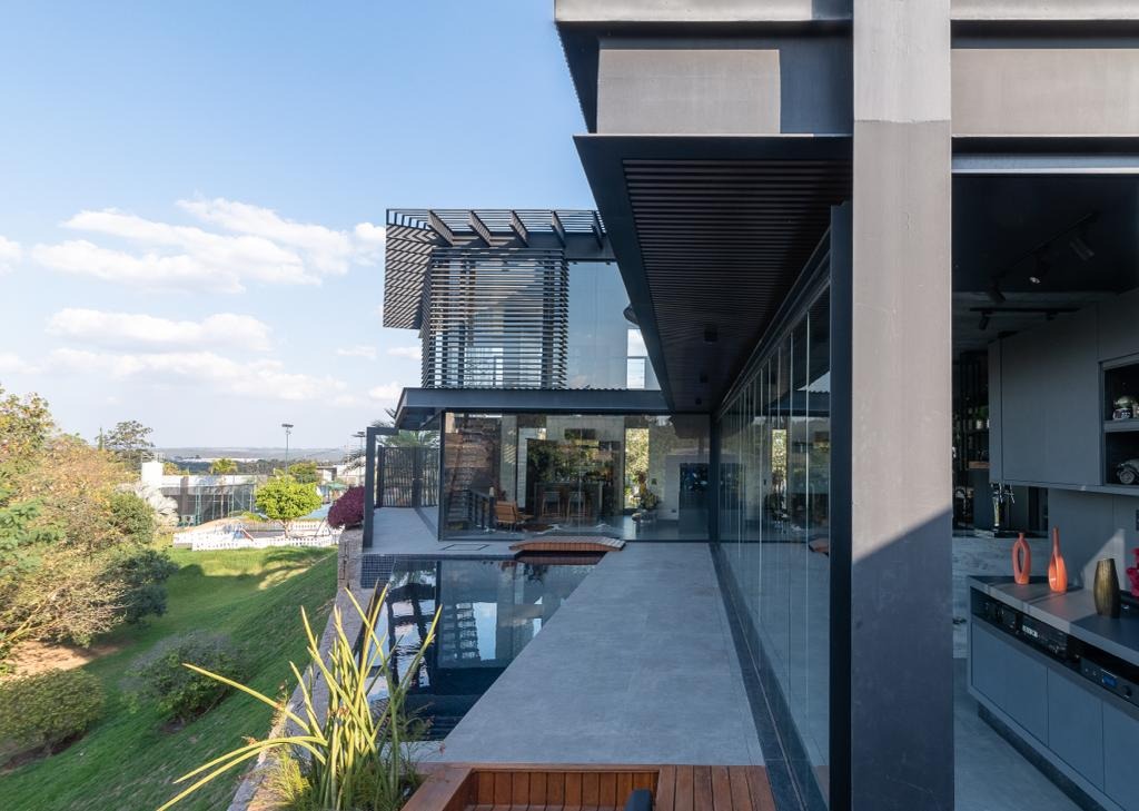 Luxuosa casa em condomínio à venda em Indaiatuba-SP, no Jardim Residencial Helvétia Park II. 4 quartos, 4 suítes, 2 salas, 5 banheiros, 6 vagas de garagem e 452,00 m² de área!