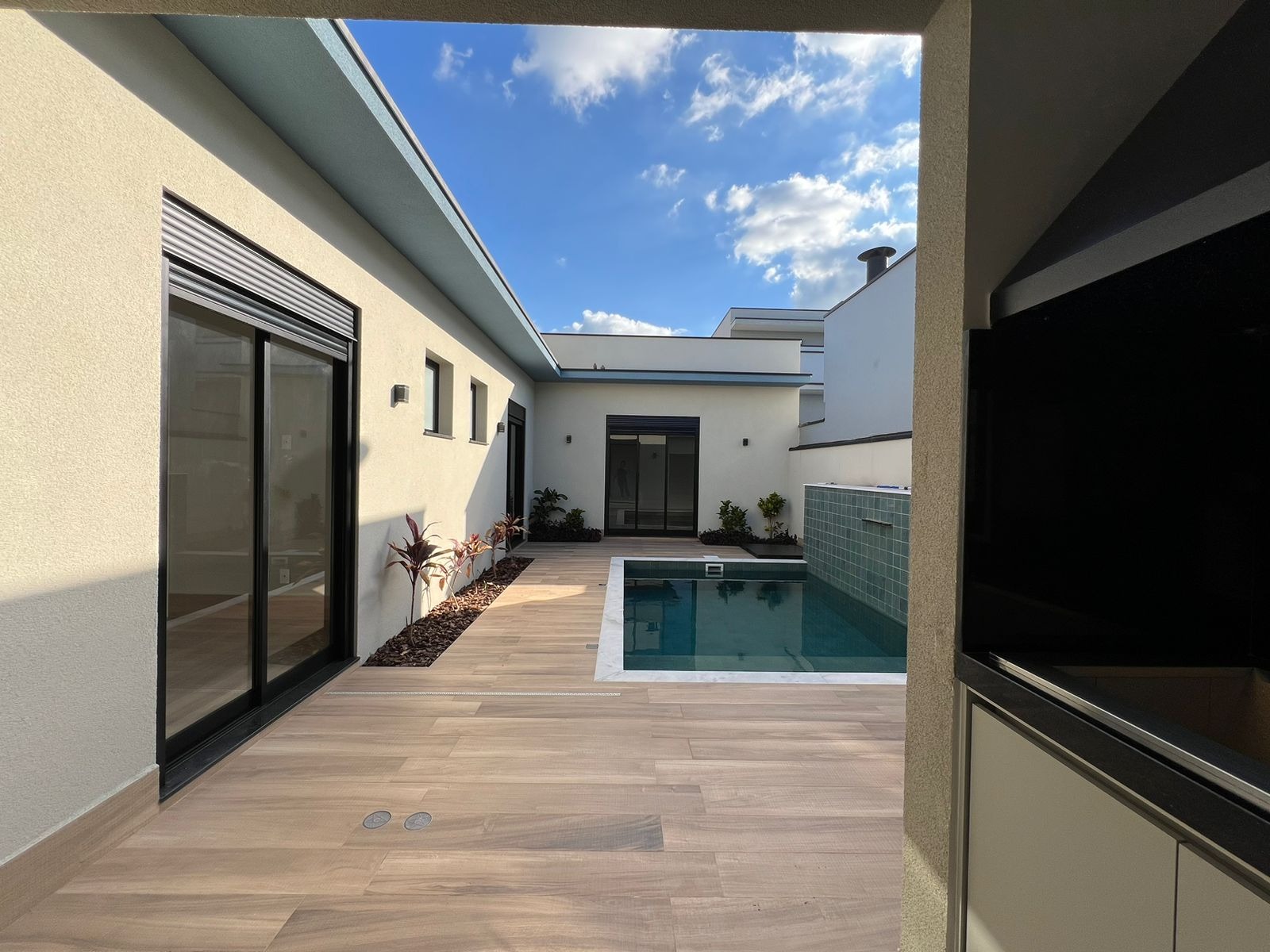 Casa de alto padrão em condomínio no Jardim Piemonte, Indaiatuba-SP: 3 quartos, 3 suítes, piscina e aquecedor solar!