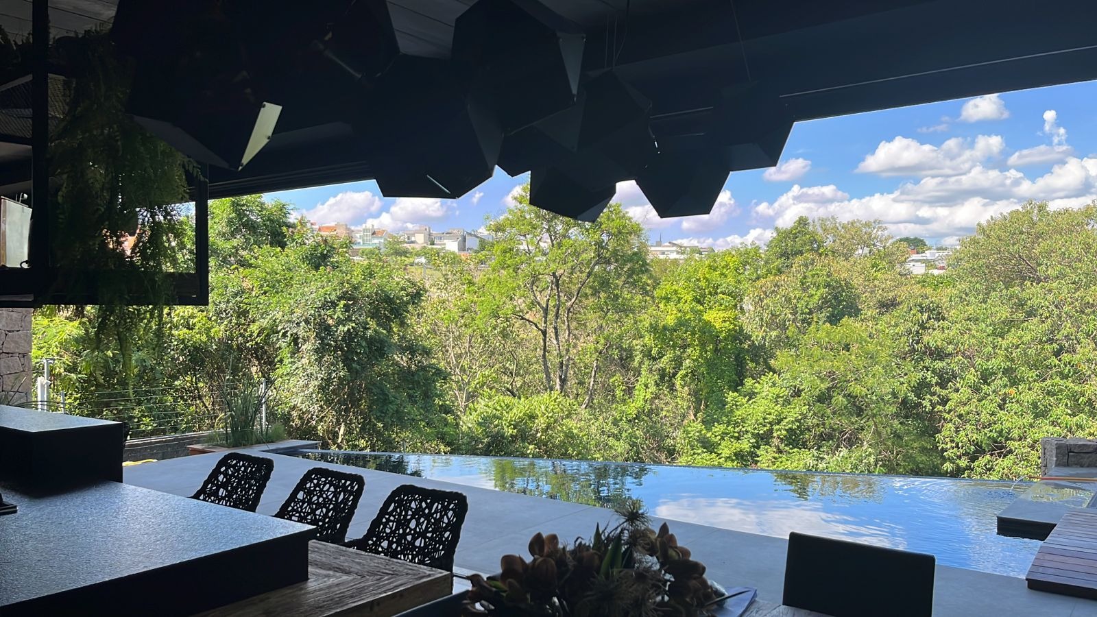 Luxuosa casa em condomínio à venda em Indaiatuba-SP, no Jardim Residencial Helvétia Park II. 4 quartos, 4 suítes, 2 salas, 5 banheiros, 6 vagas de garagem e 452,00 m² de área!