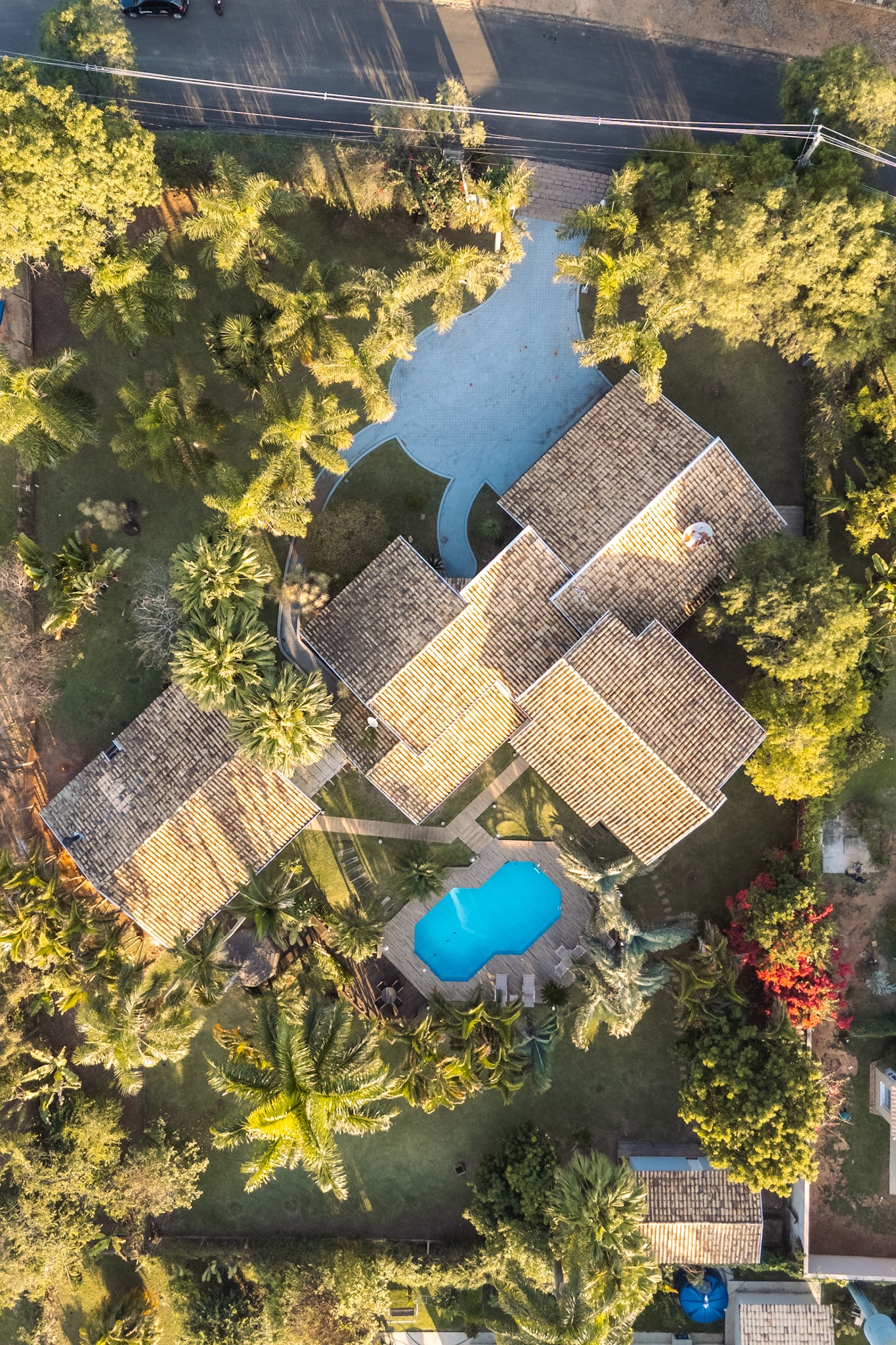Chácara à venda em condomínio no Vale das Laranjeiras, Indaiatuba-SP: 4 quartos, 3 suítes, 3 salas, 5 banheiros, 6 vagas, 510m².