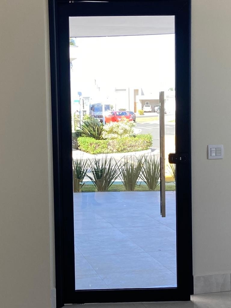 Casa de luxo em condomínio: 3 quartos, 3 suítes, 2 salas, 4 banheiros, 4 vagas, 235m² em Indaiatuba-SP!
