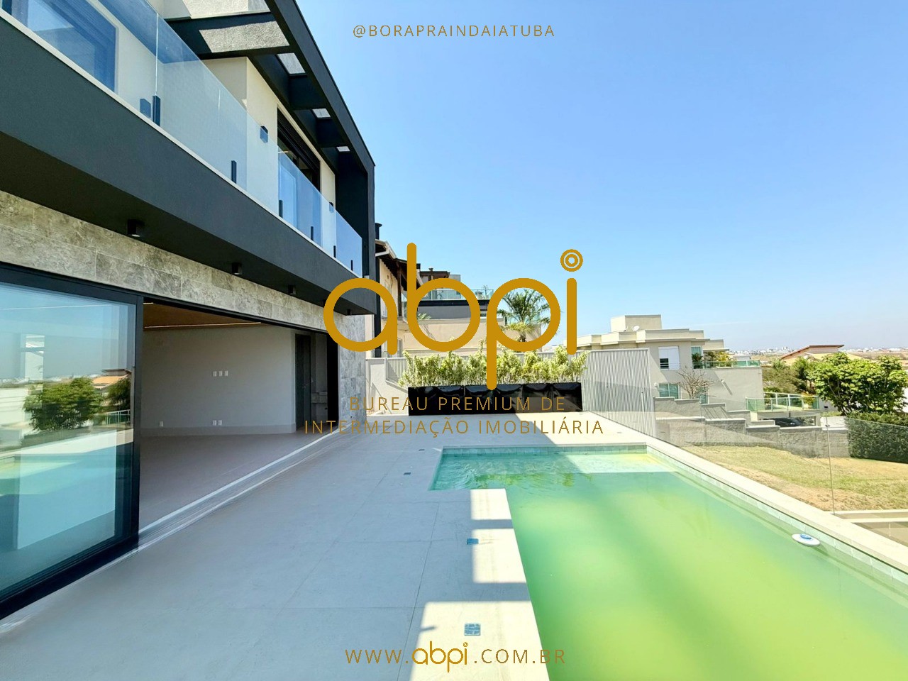 Casa de Luxo em Condomínio no Jardim Vila Paradiso, Indaiatuba-SP: 4 Suítes, 2 Salas, Piscina e Mais!