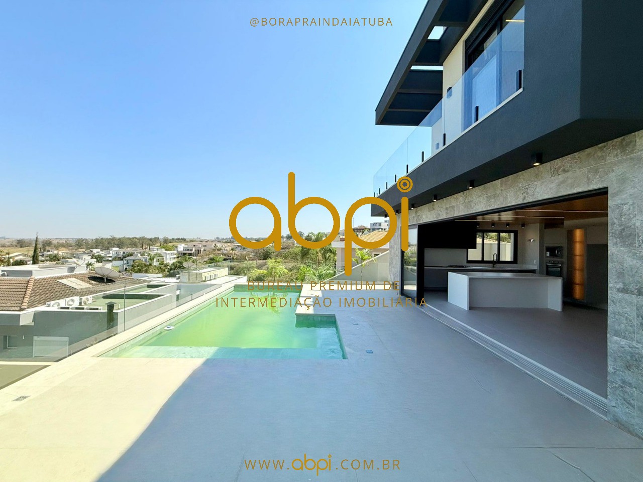 Casa de Luxo em Condomínio no Jardim Vila Paradiso, Indaiatuba-SP: 4 Suítes, 2 Salas, Piscina e Mais!