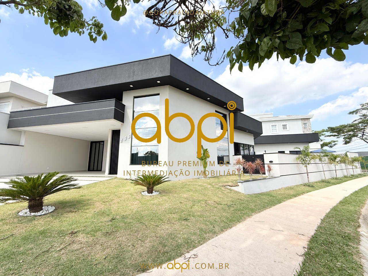 Casa de Luxo em Condomínio à Venda em Indaiatuba-SP  4 quartos, 4 suítes, 2 salas, 5 banheiros, 4 vagas de garagem  293,84 m²